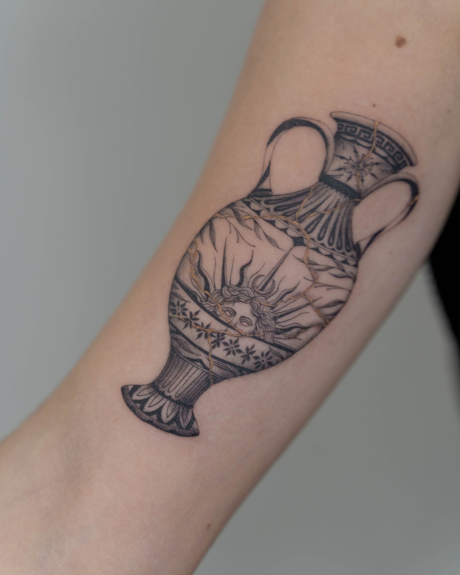 Tatuaje de geometrico en antebrazo, línea fina Sinkply Madrid