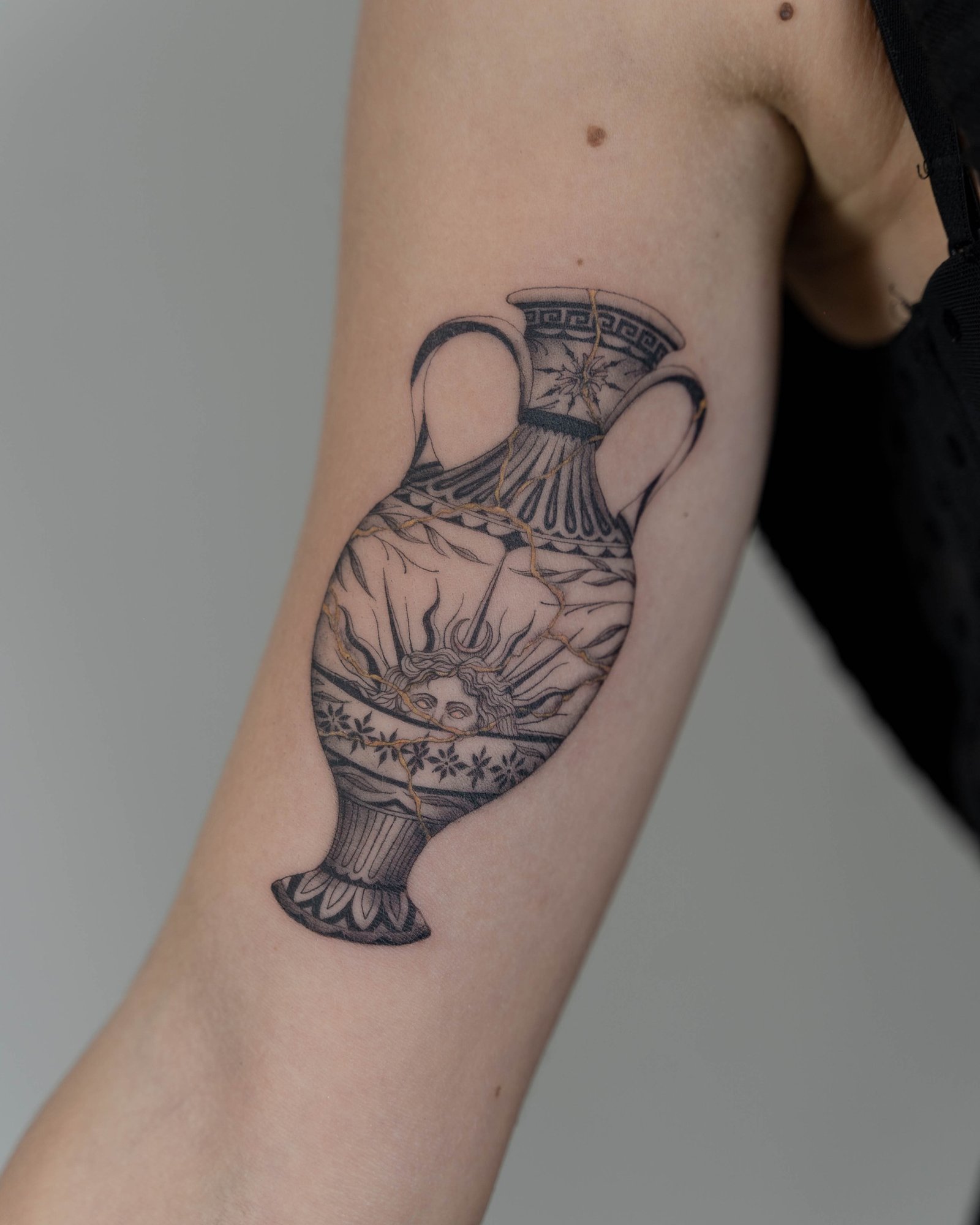Tatuaje de geometrico en antebrazo, línea fina Sinkply Madrid