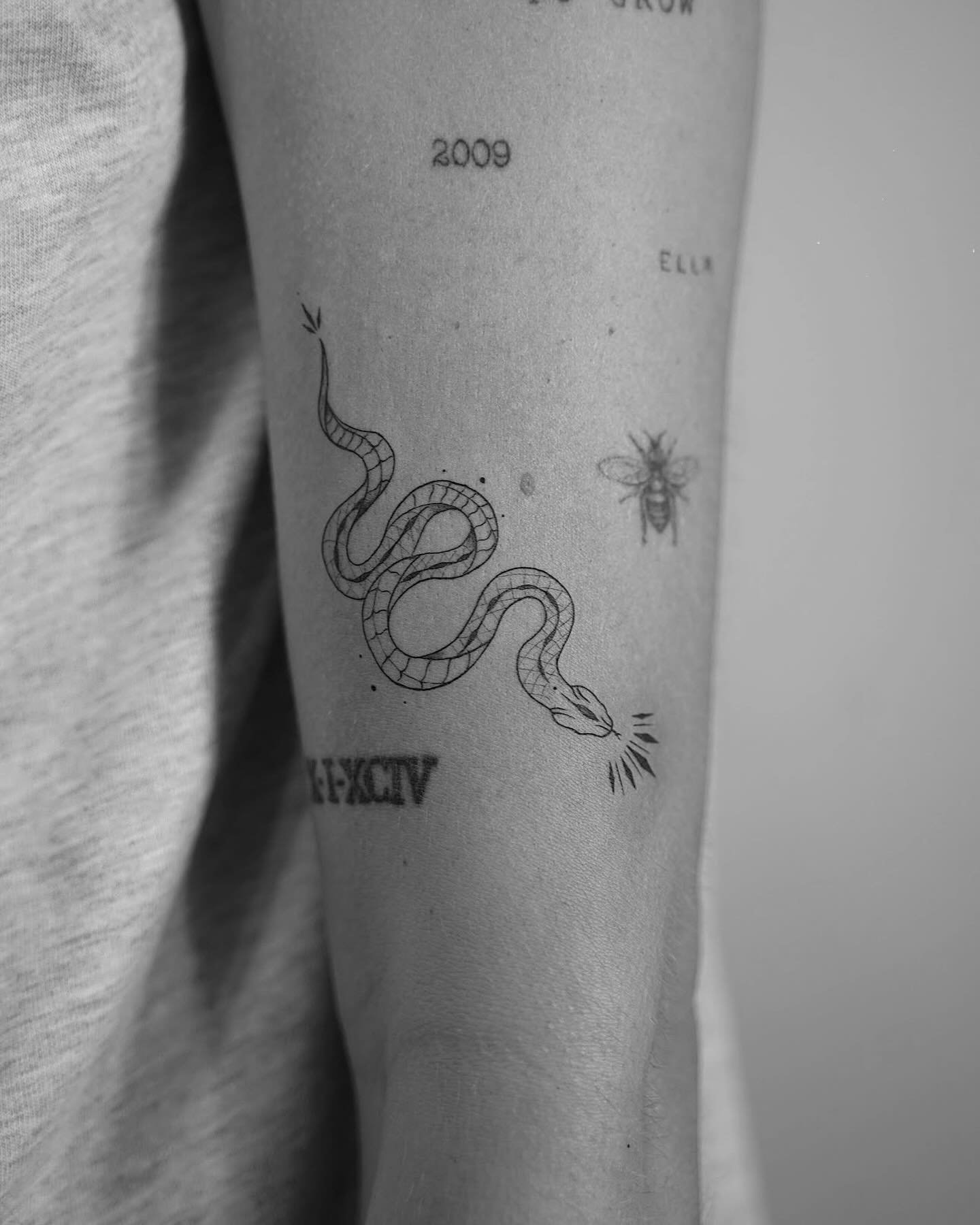 Tatuaje de geometrico en antebrazo, línea fina Sinkply Madrid
