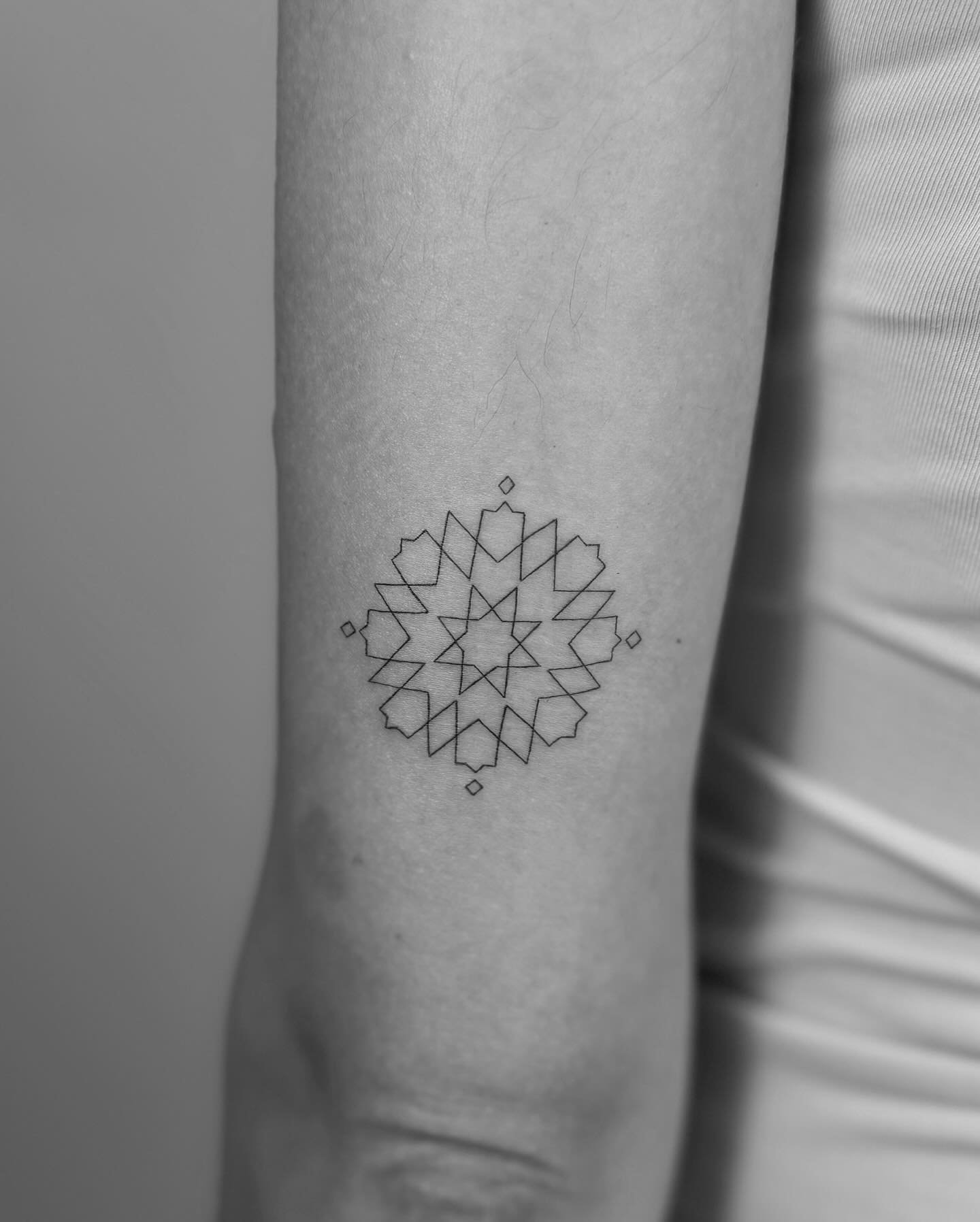 Tatuaje de geometrico en antebrazo, línea fina Sinkply Madrid