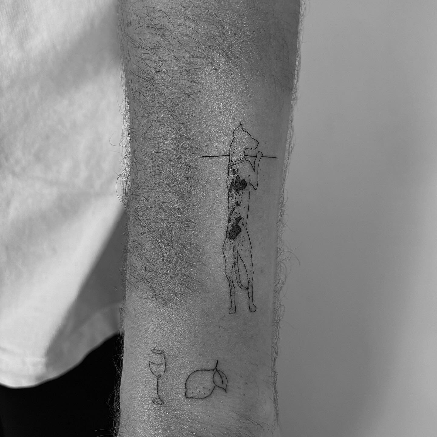 Tatuaje de geometrico en antebrazo, línea fina Sinkply Madrid