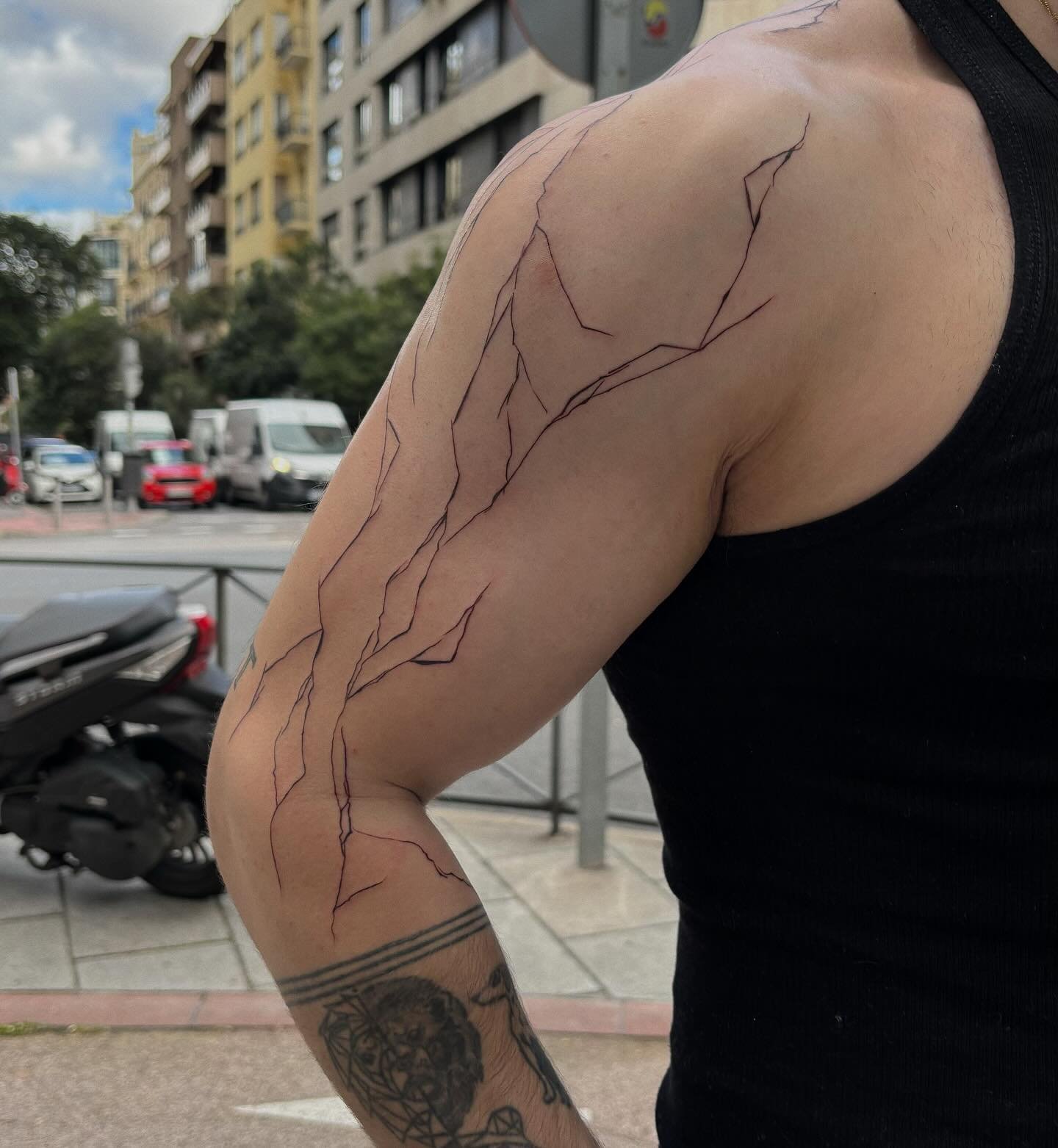 Tatuaje de geometrico en antebrazo, línea fina Sinkply Madrid