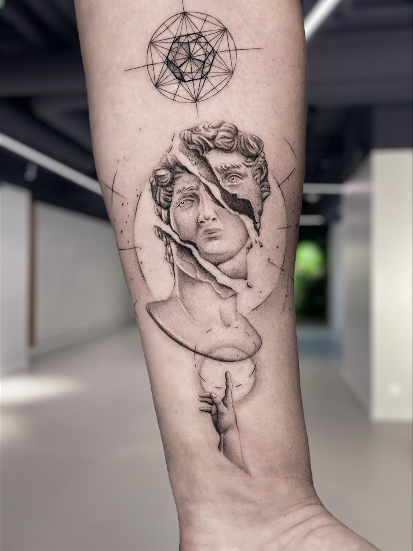 Tatuaje de geometrico en antebrazo, línea fina Sinkply Madrid