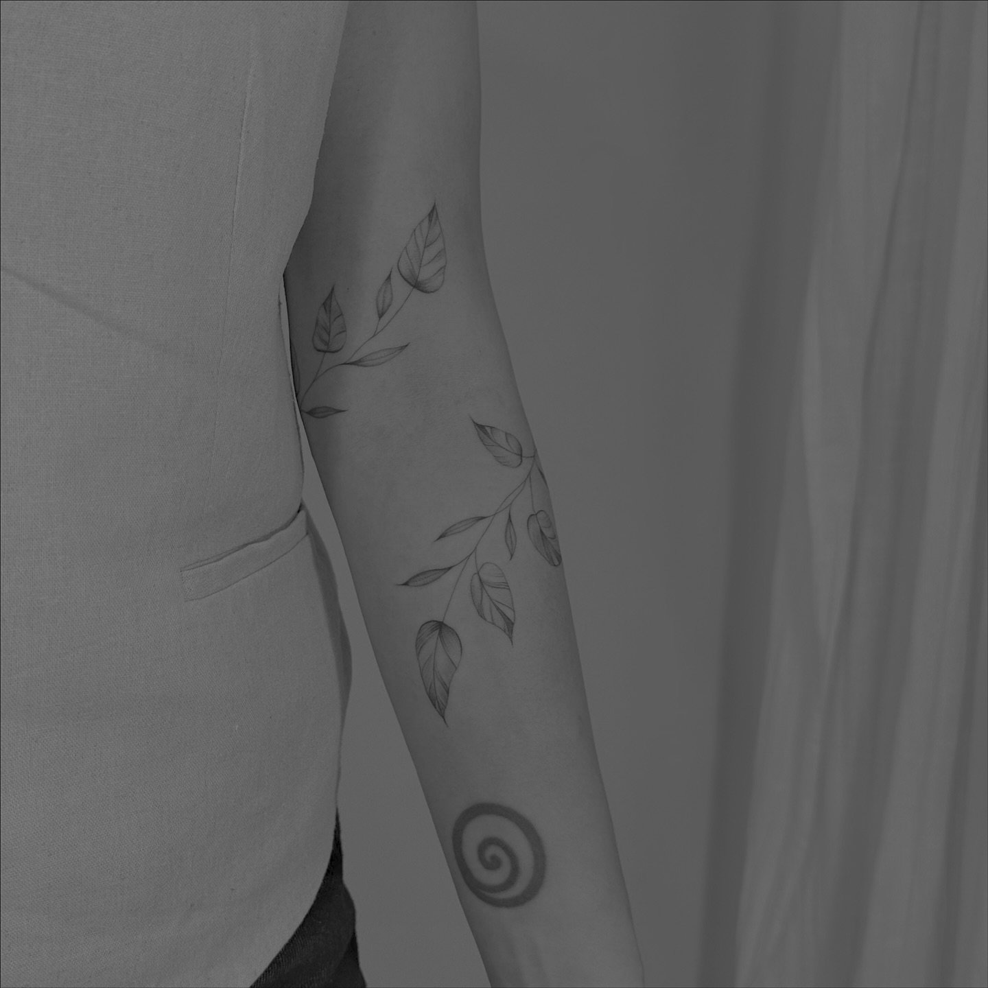Tatuaje de geometrico en antebrazo, línea fina Sinkply Madrid