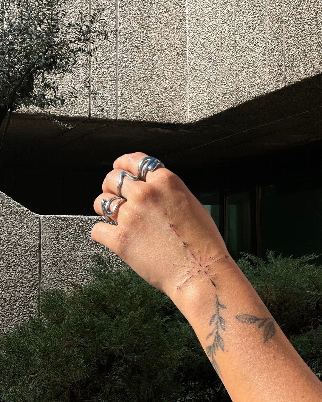 Tatuaje de geometrico en antebrazo, línea fina Sinkply Madrid