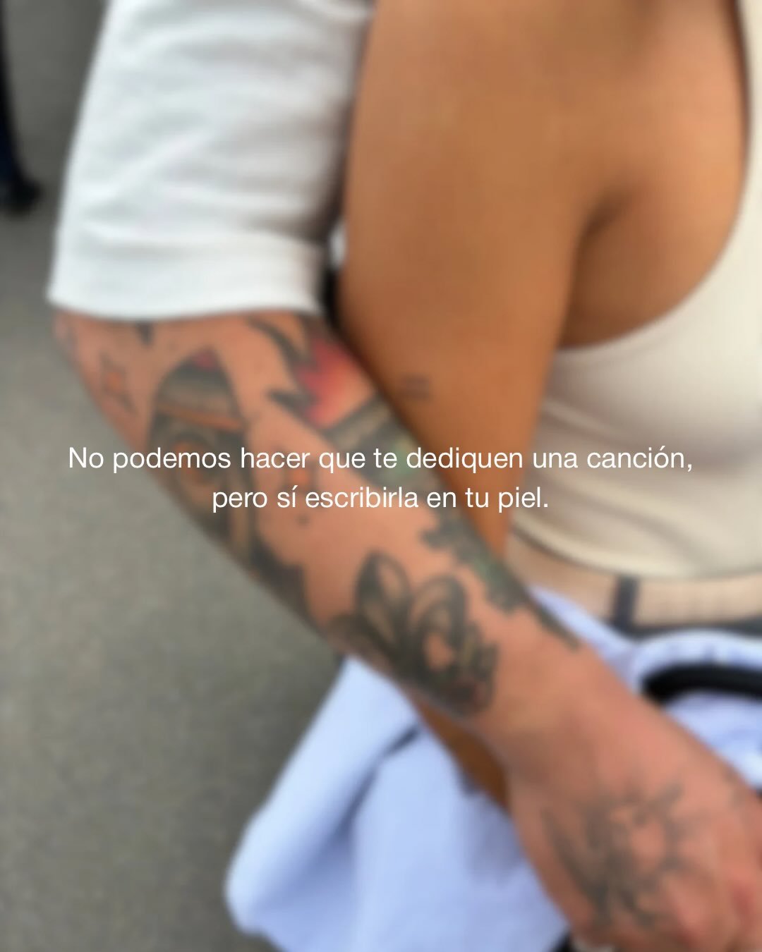 Tatuaje de geometrico en antebrazo, línea fina Sinkply Madrid