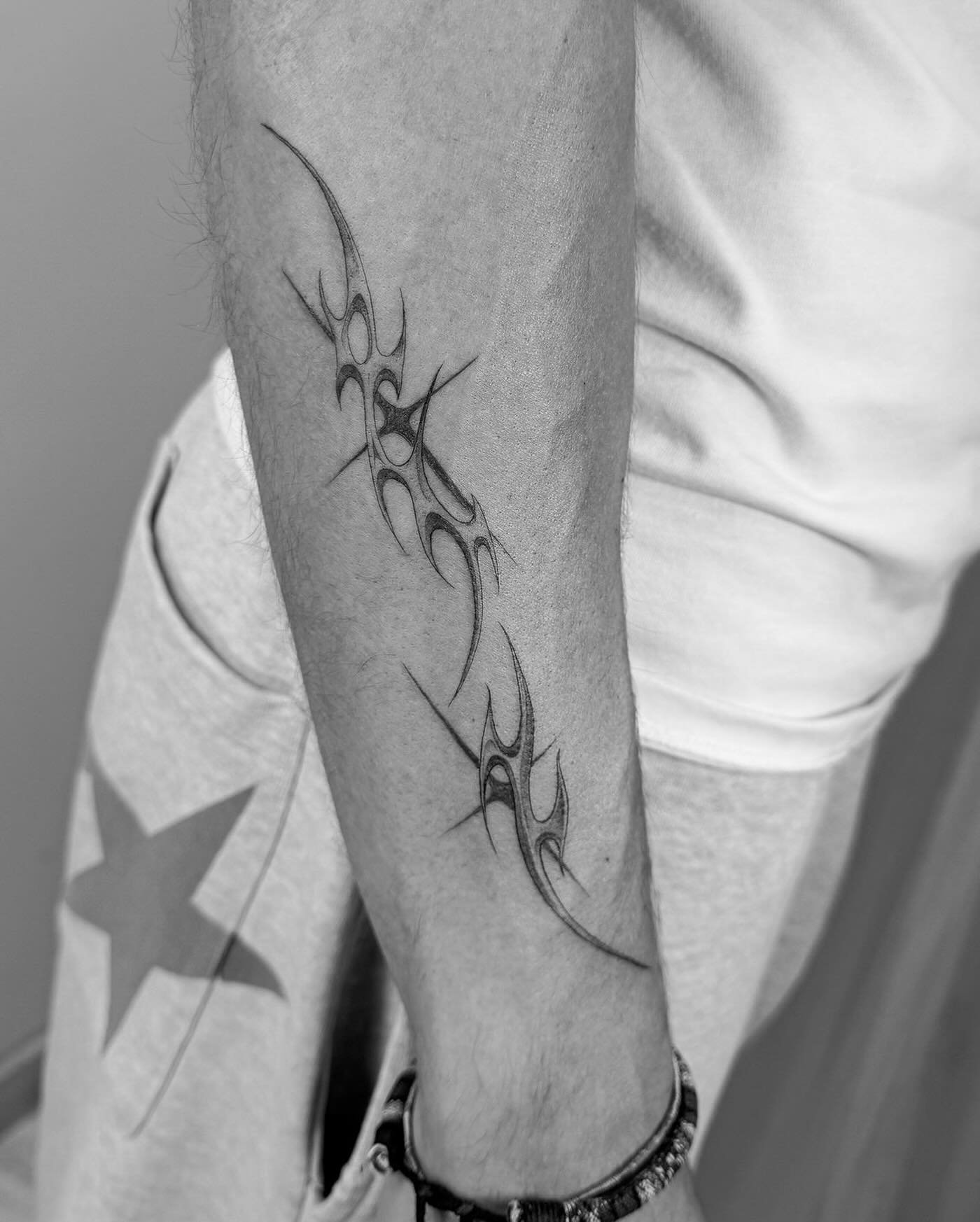 Tatuaje de geometrico en antebrazo, línea fina Sinkply Madrid