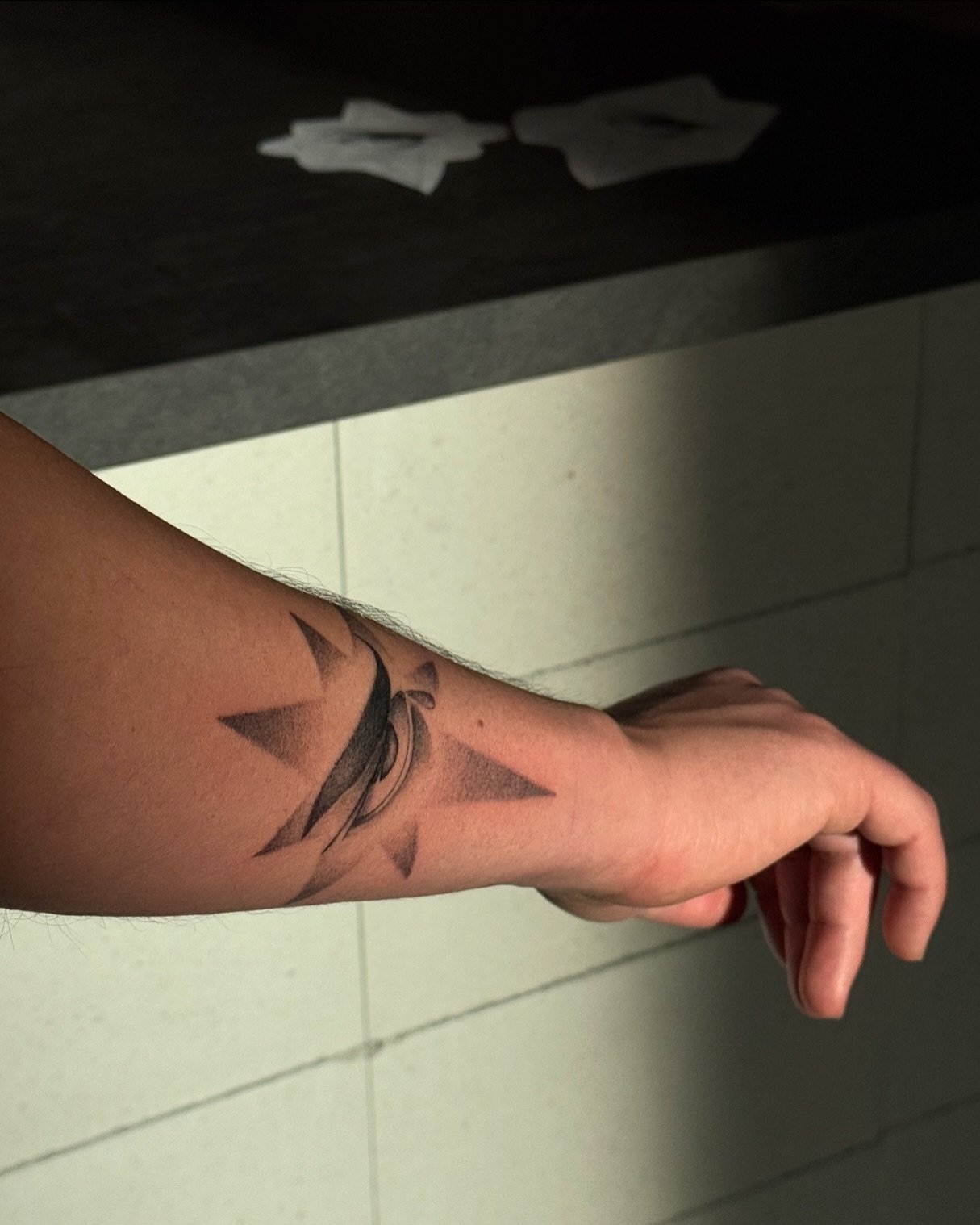 Tatuaje de geometrico en antebrazo, línea fina Sinkply Madrid
