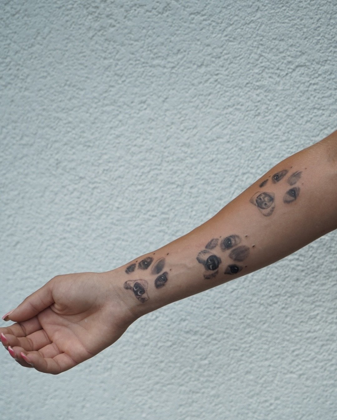 Tatuaje de geometrico en antebrazo, línea fina Sinkply Madrid