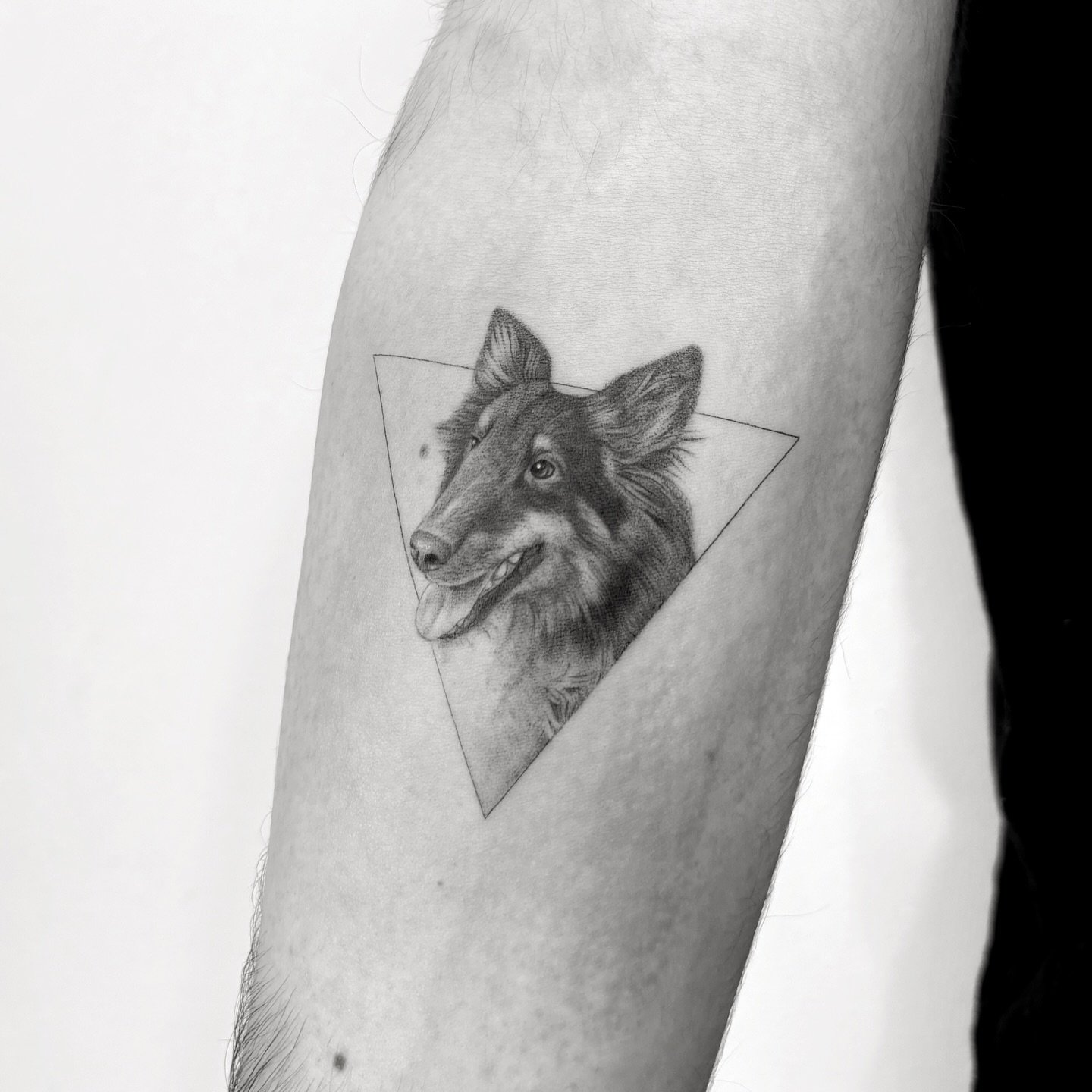 Tatuaje de geometrico en antebrazo, línea fina Sinkply Madrid