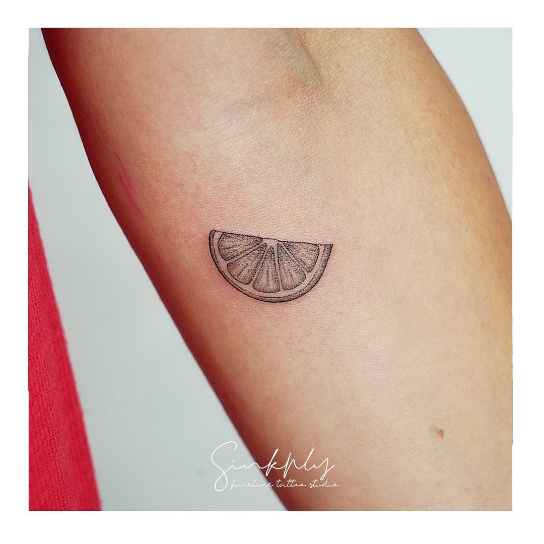 Tatuaje de geometrico en antebrazo, línea fina Sinkply Madrid