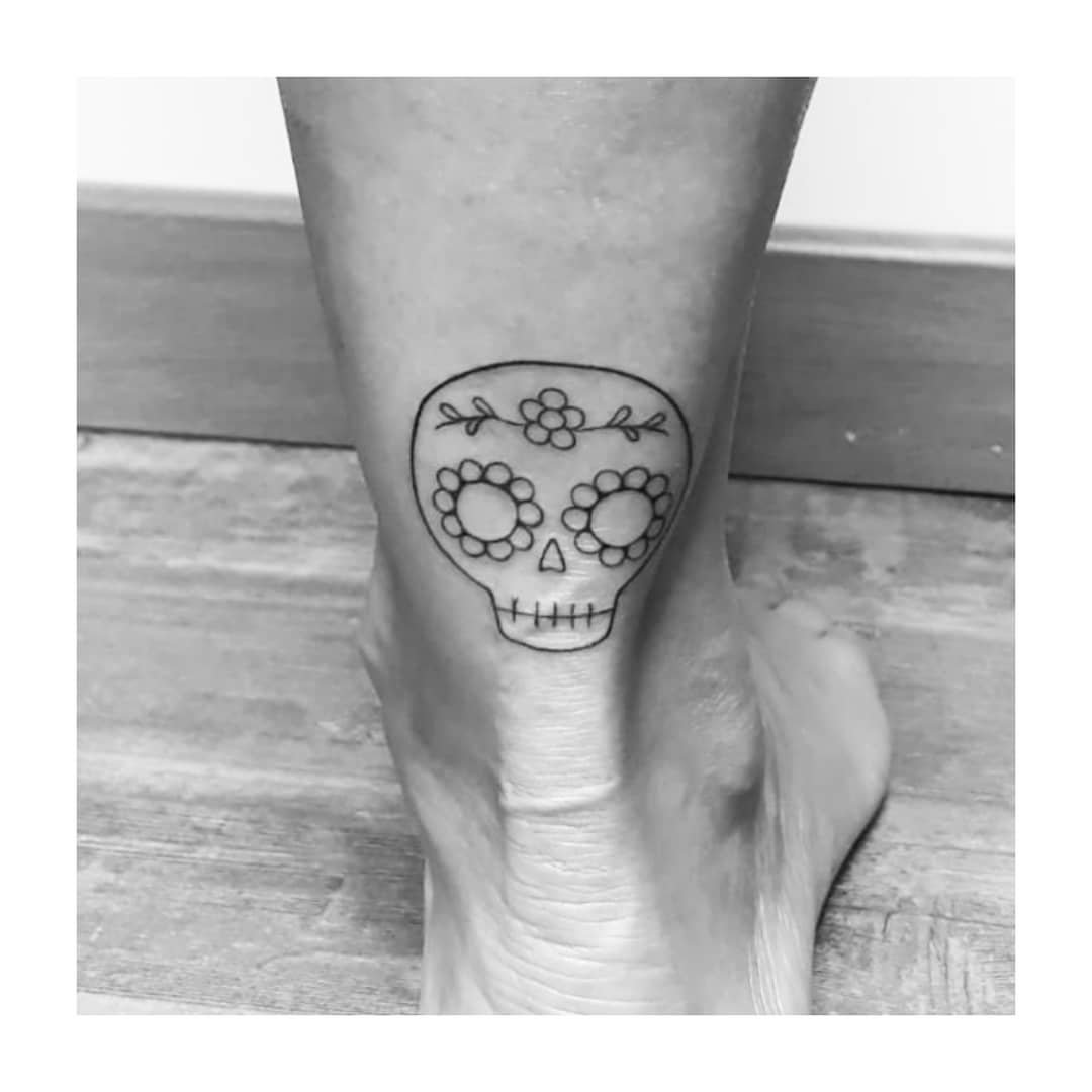 Tatuaje de geometrico en antebrazo, línea fina Sinkply Madrid