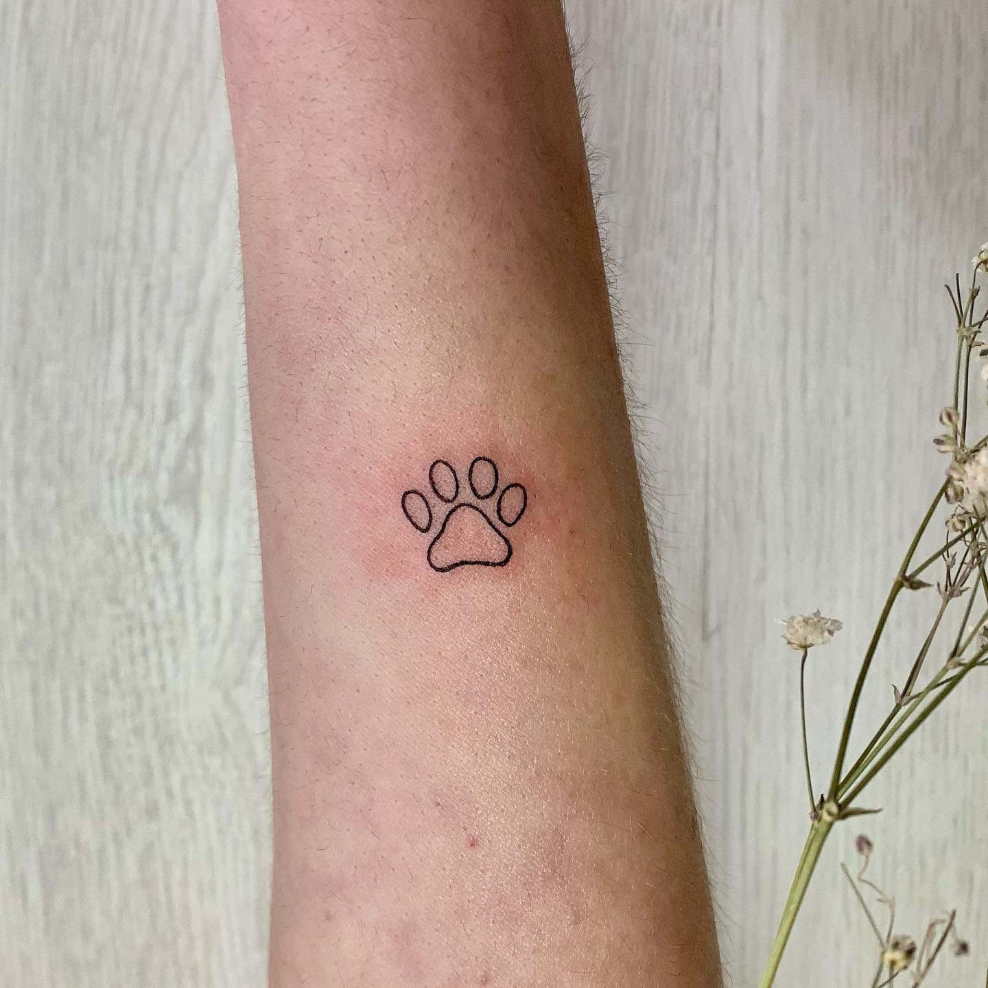 Tatuaje de geometrico en antebrazo, línea fina Sinkply Madrid