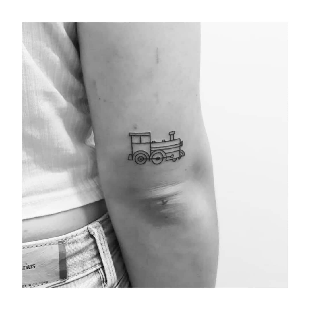 Tatuaje de geometrico en antebrazo, línea fina Sinkply Madrid