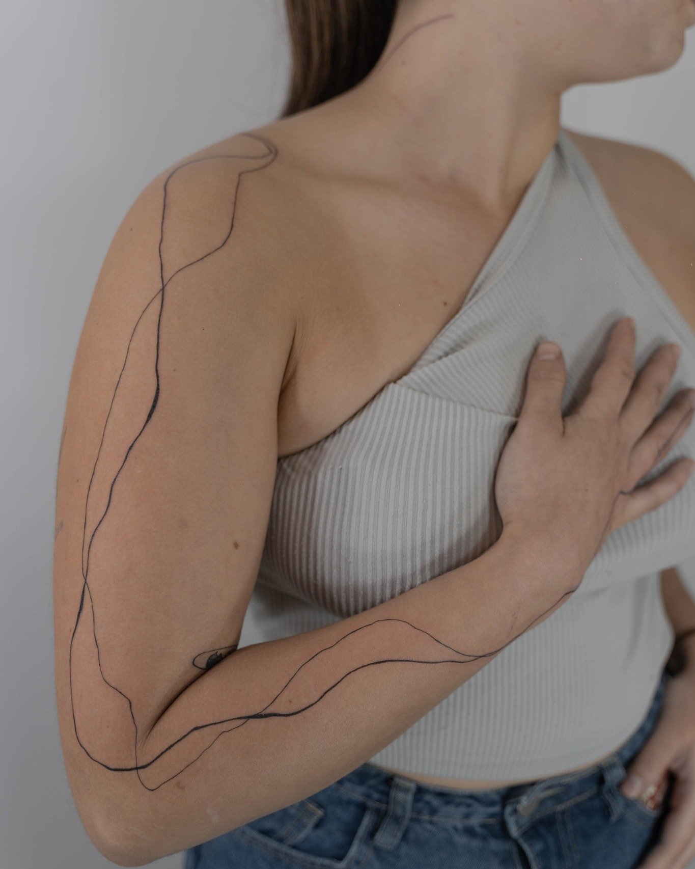 Tatuaje de geometrico en antebrazo, línea fina Sinkply Madrid