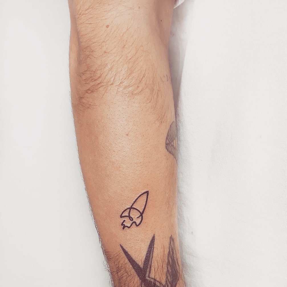 Tatuaje de geometrico en antebrazo, línea fina Sinkply Madrid