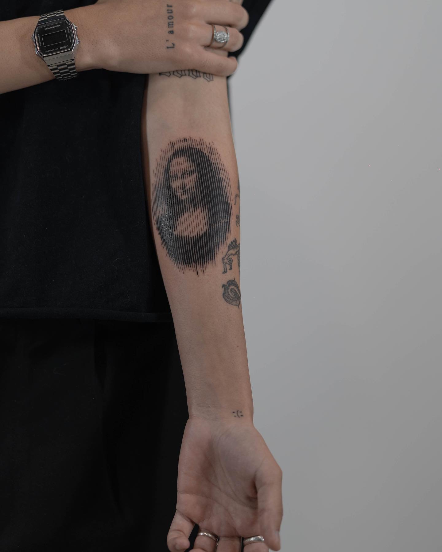 Tatuaje de geometrico en antebrazo, línea fina Sinkply Madrid