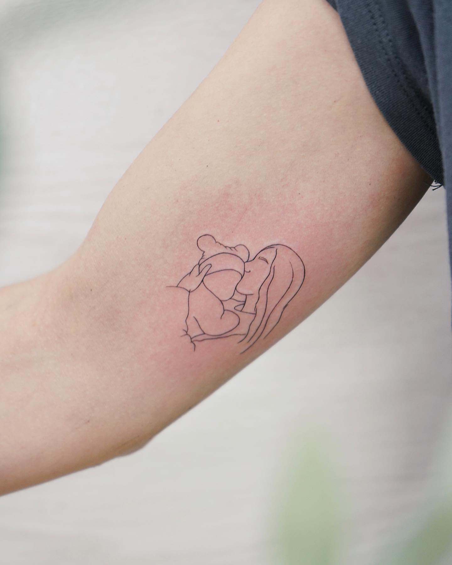 Tatuaje de geometrico en antebrazo, línea fina Sinkply Madrid