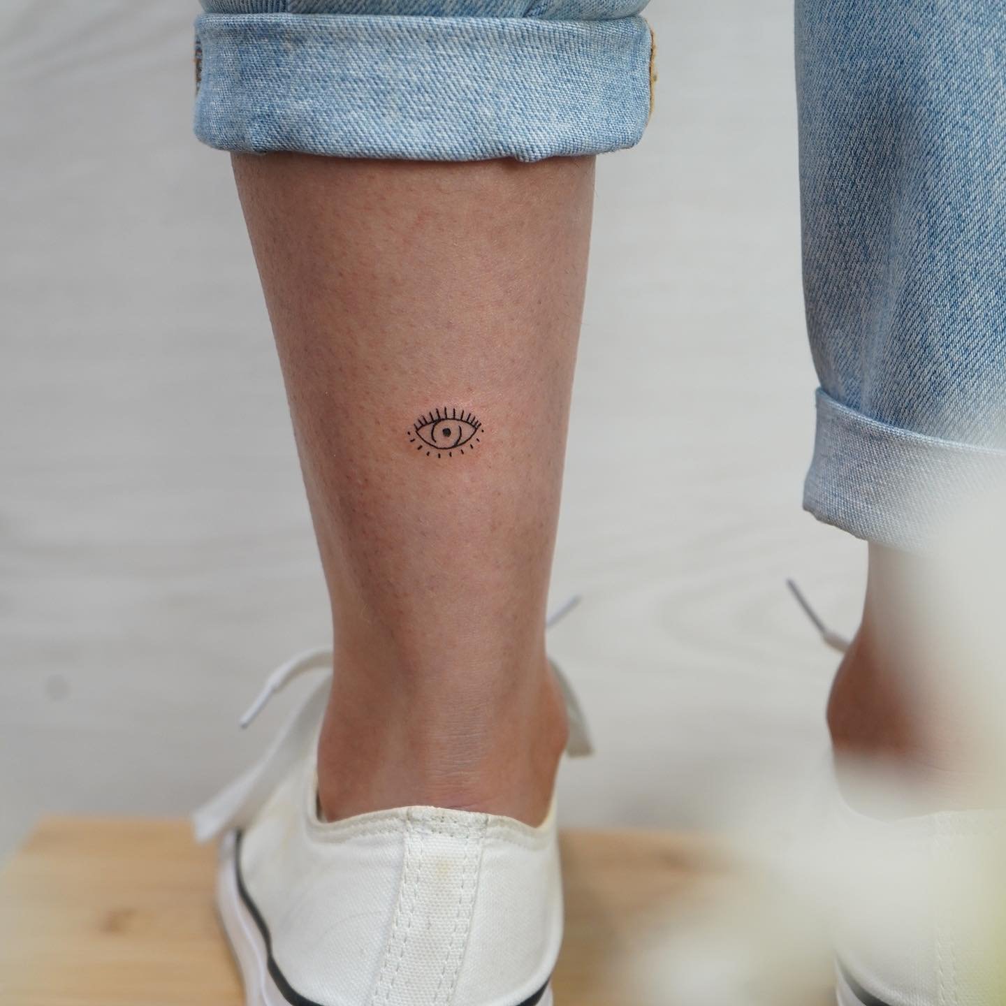 Tatuaje de geometrico en antebrazo, línea fina Sinkply Madrid