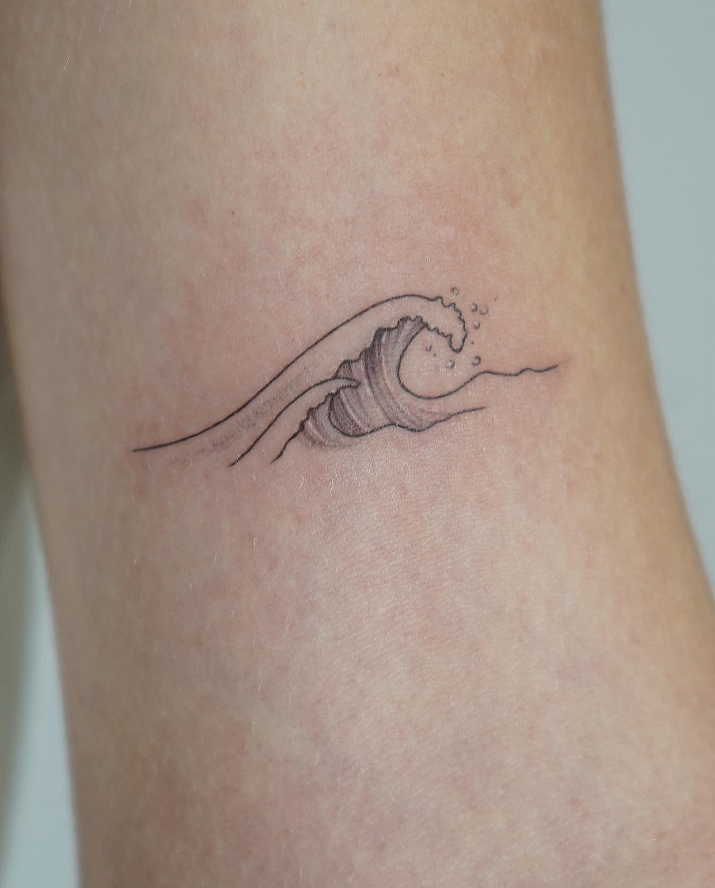 Tatuaje de geometrico en antebrazo, línea fina Sinkply Madrid