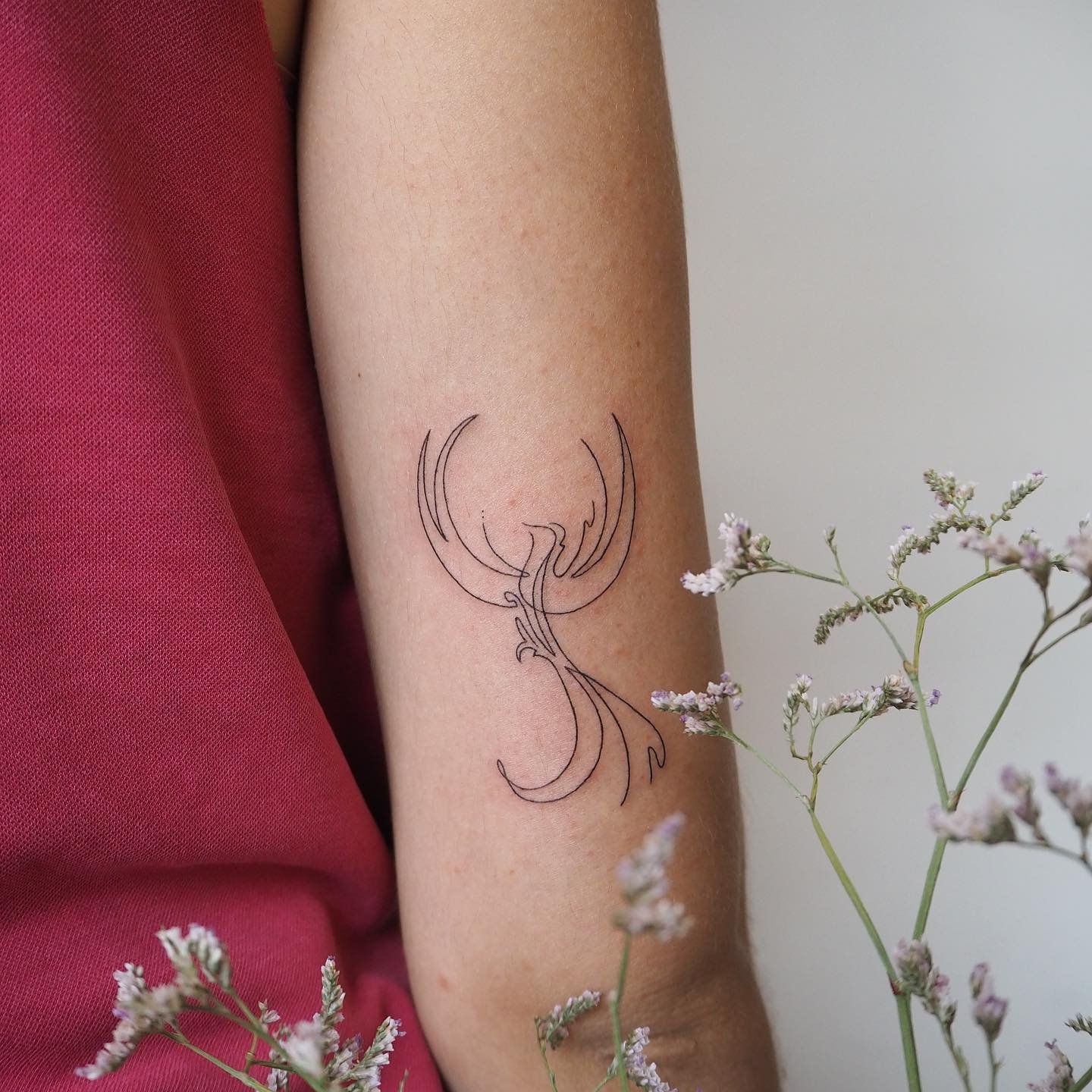 Tatuaje de geometrico en antebrazo, línea fina Sinkply Madrid