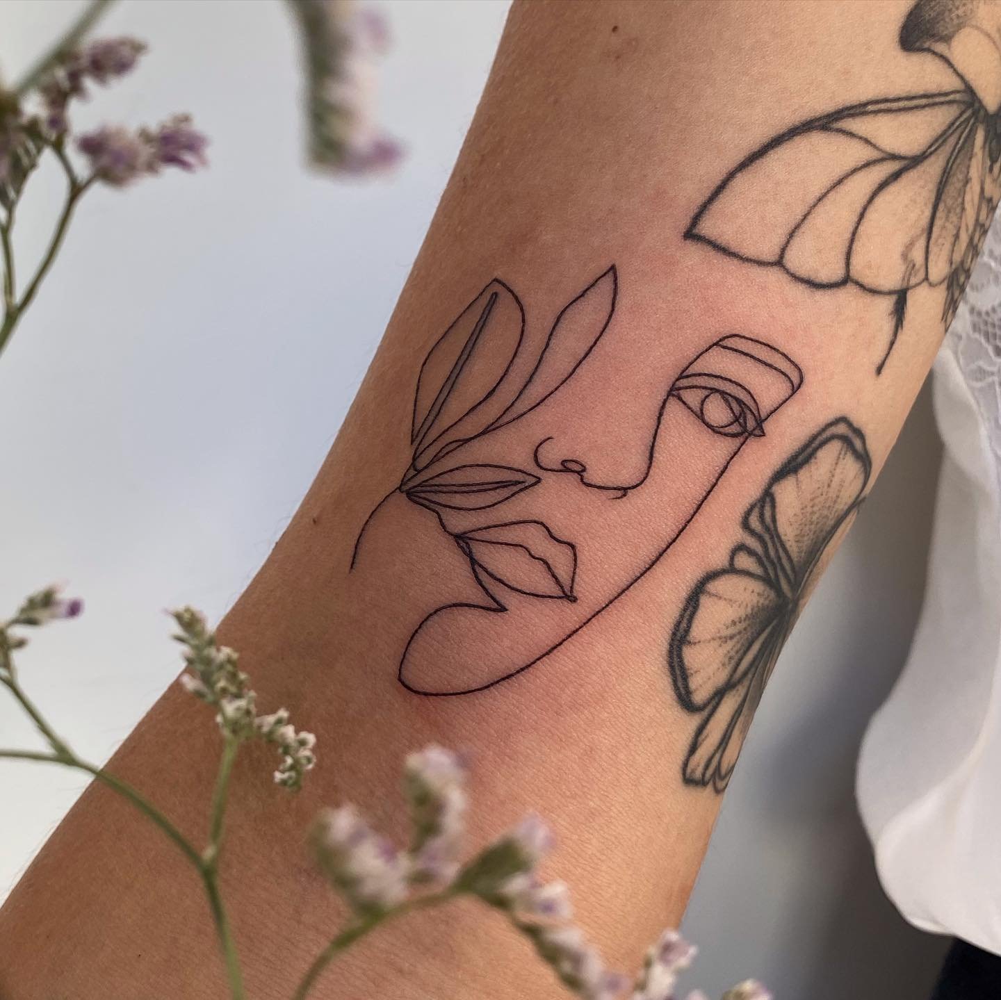 Tatuaje de geometrico en antebrazo, línea fina Sinkply Madrid