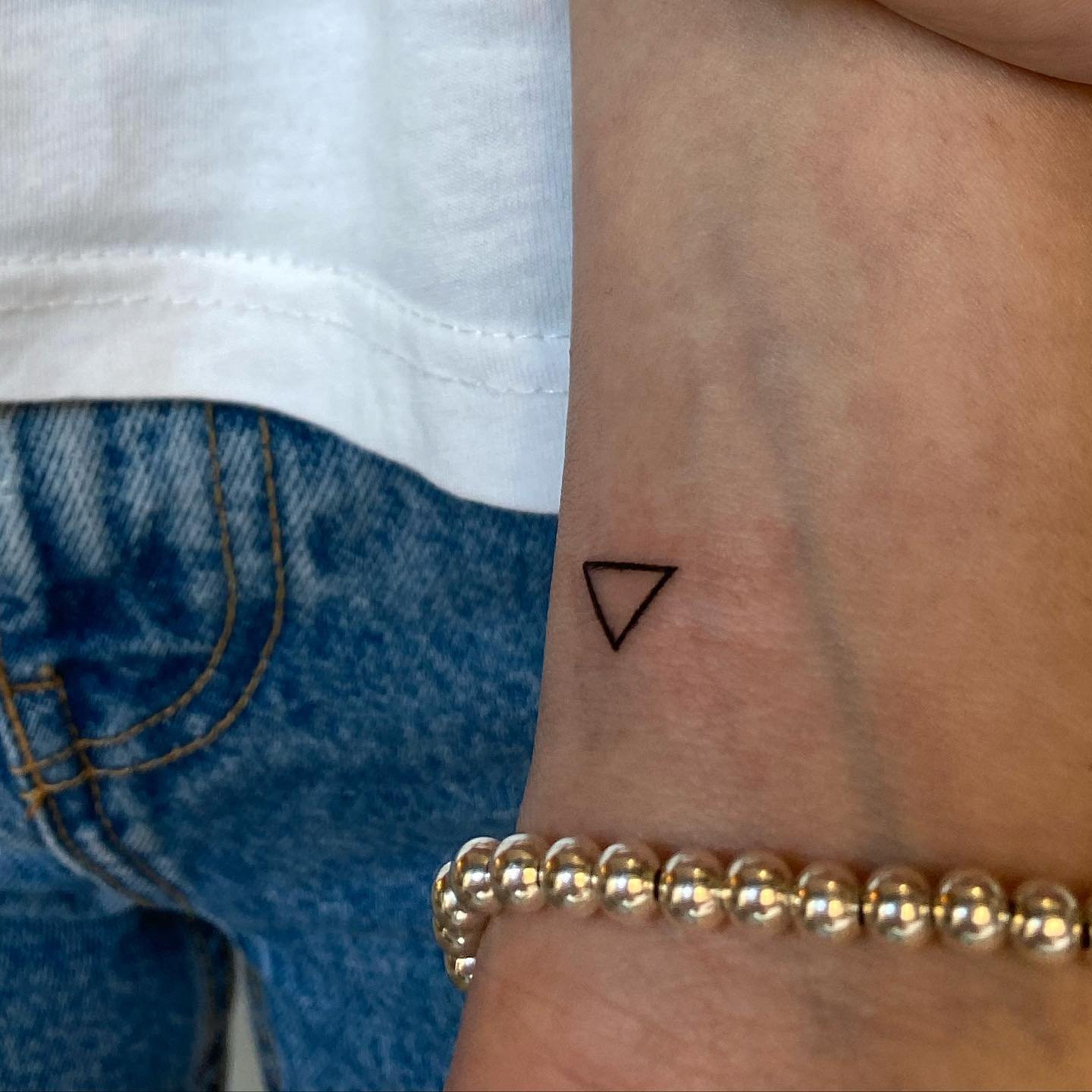 Tatuaje de geometrico en antebrazo, línea fina Sinkply Madrid