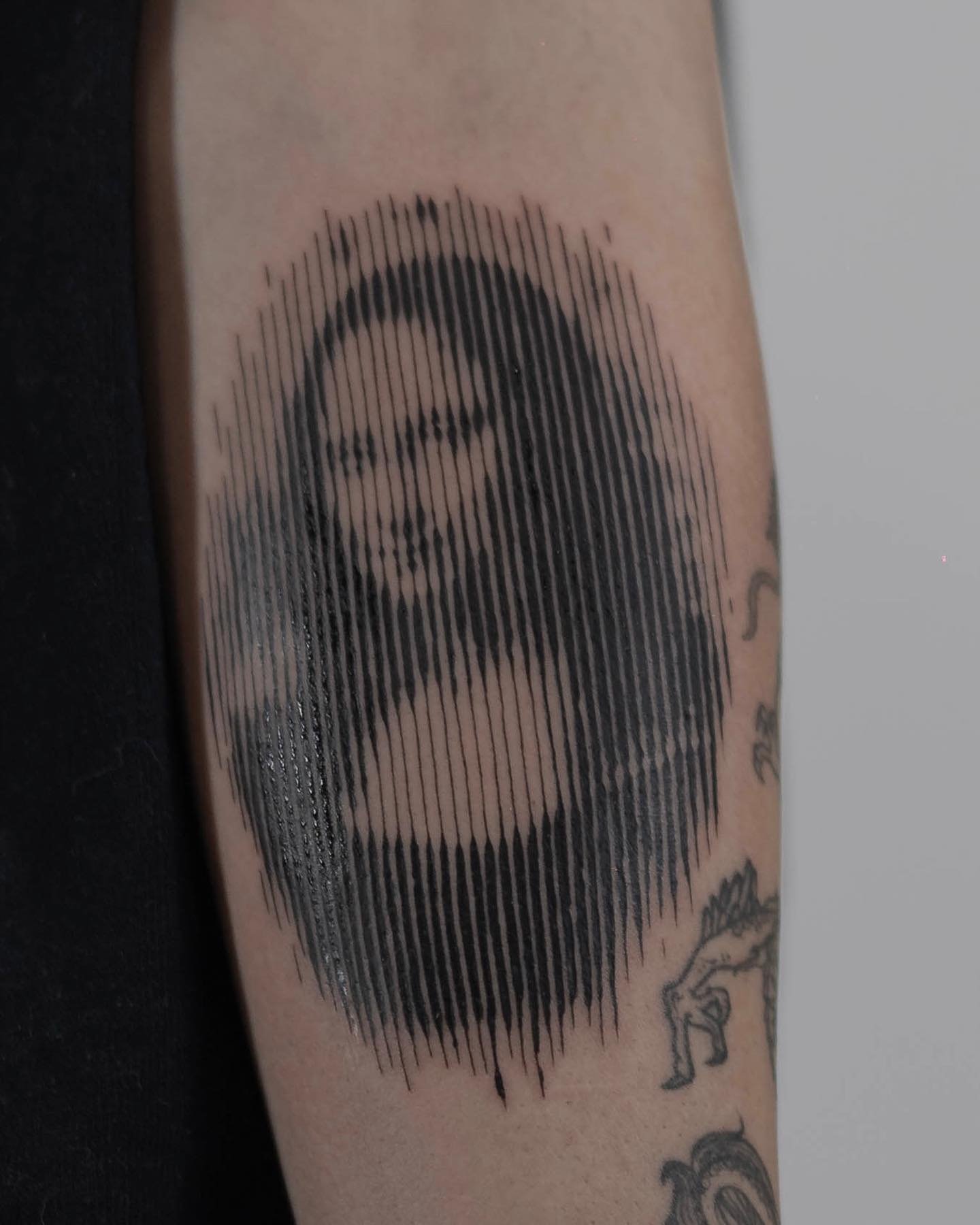 Geometrisches Tattoo im Mikrorealismus am Unterarm Sinkply Zürich