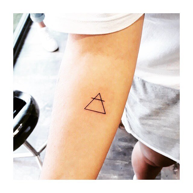 Tatuaje de geometrico en antebrazo, línea fina Sinkply Madrid