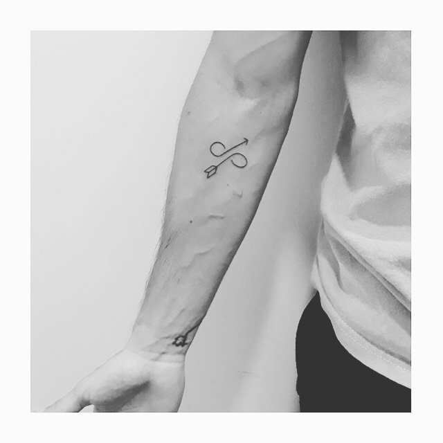 Tatuaje de geometrico en antebrazo, línea fina Sinkply Madrid