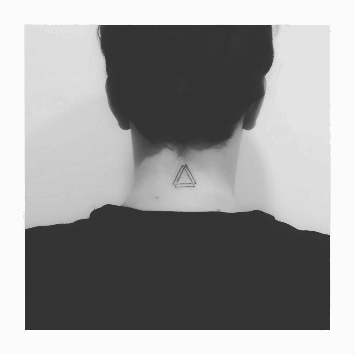 Tatuaje de geometrico en antebrazo, línea fina Sinkply Madrid