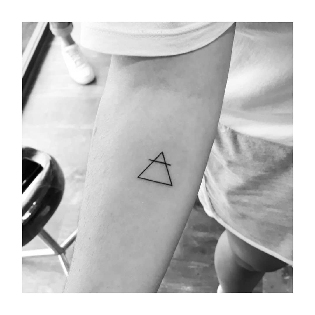 Tatuaje de geometrico en antebrazo, línea fina Sinkply Madrid