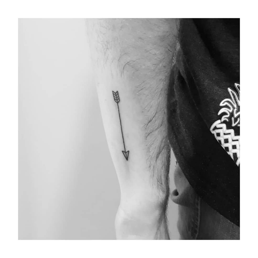 Tatuaje de geometrico en antebrazo, línea fina Sinkply Madrid