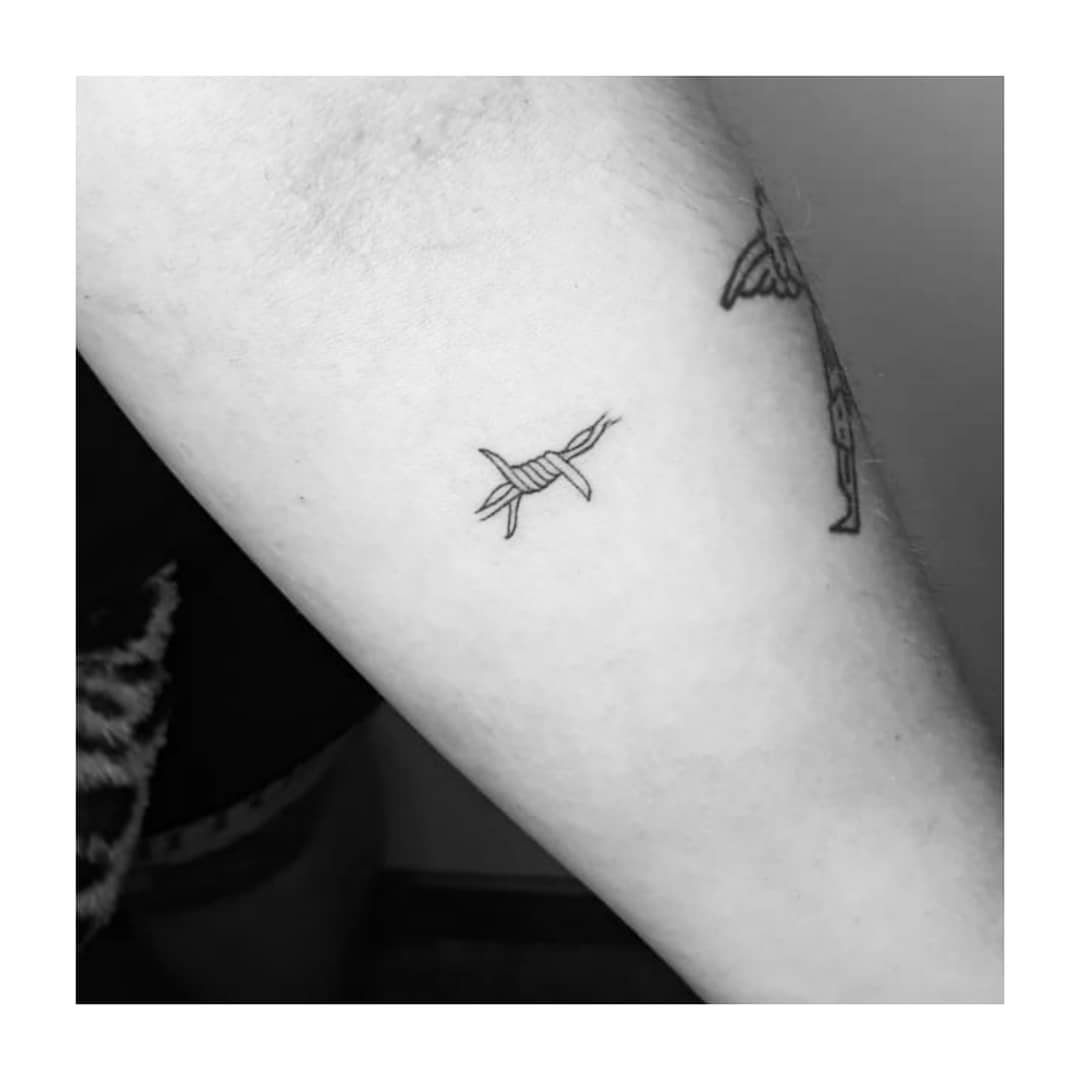 Tatuaje de geometrico en antebrazo, línea fina Sinkply Madrid