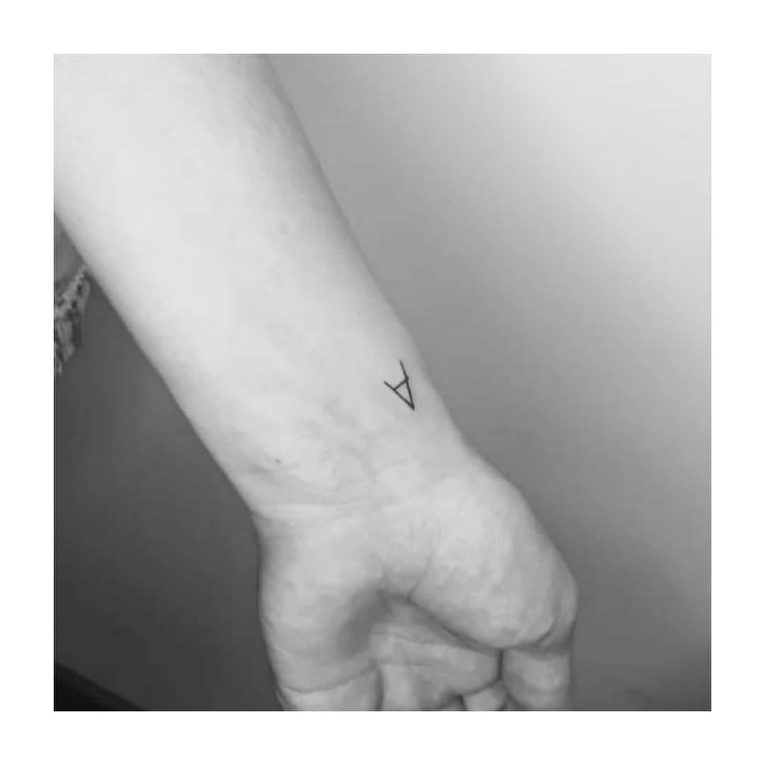 Tatuaje de geometrico en antebrazo, línea fina Sinkply Madrid
