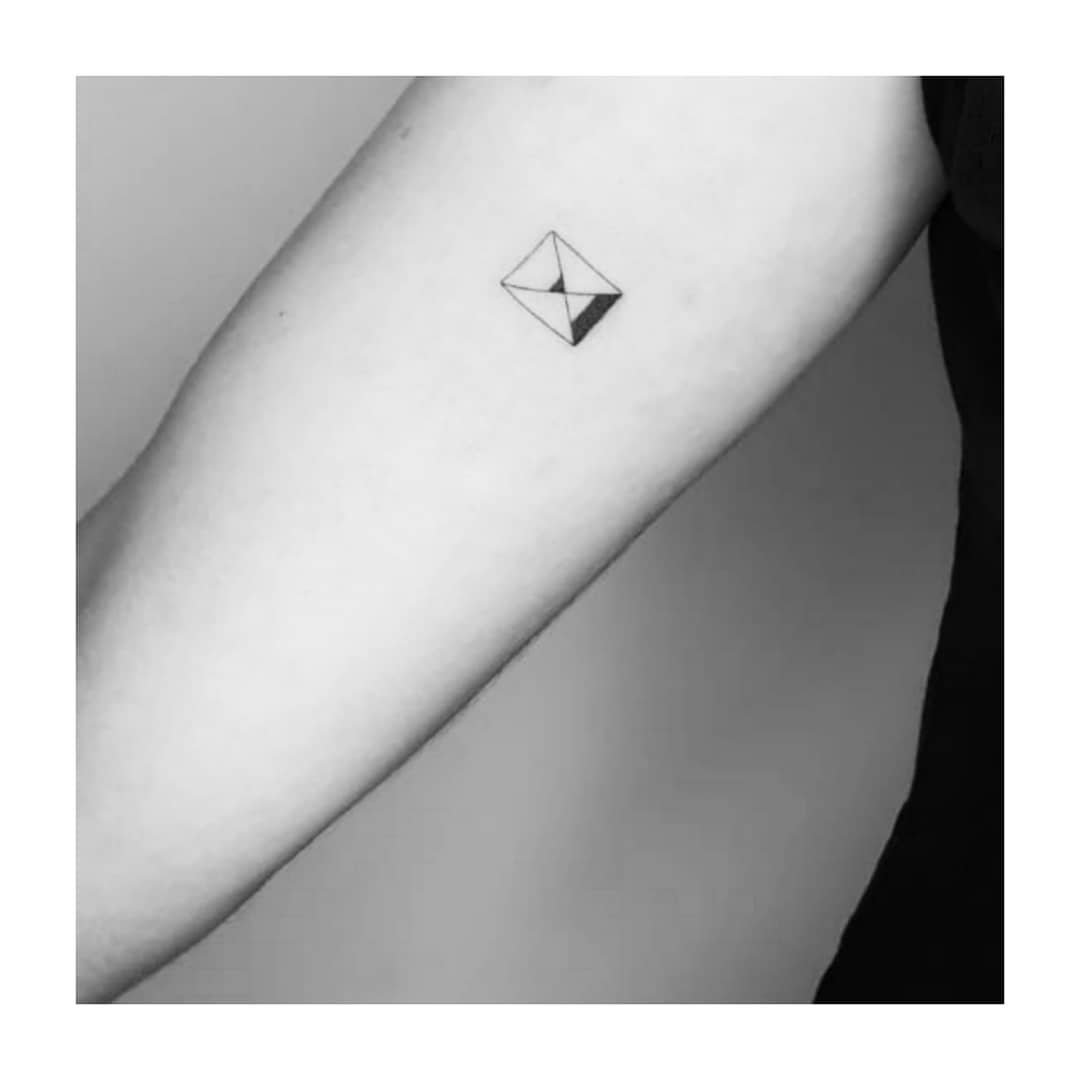 Tatuaje de geometrico en antebrazo, línea fina Sinkply Madrid