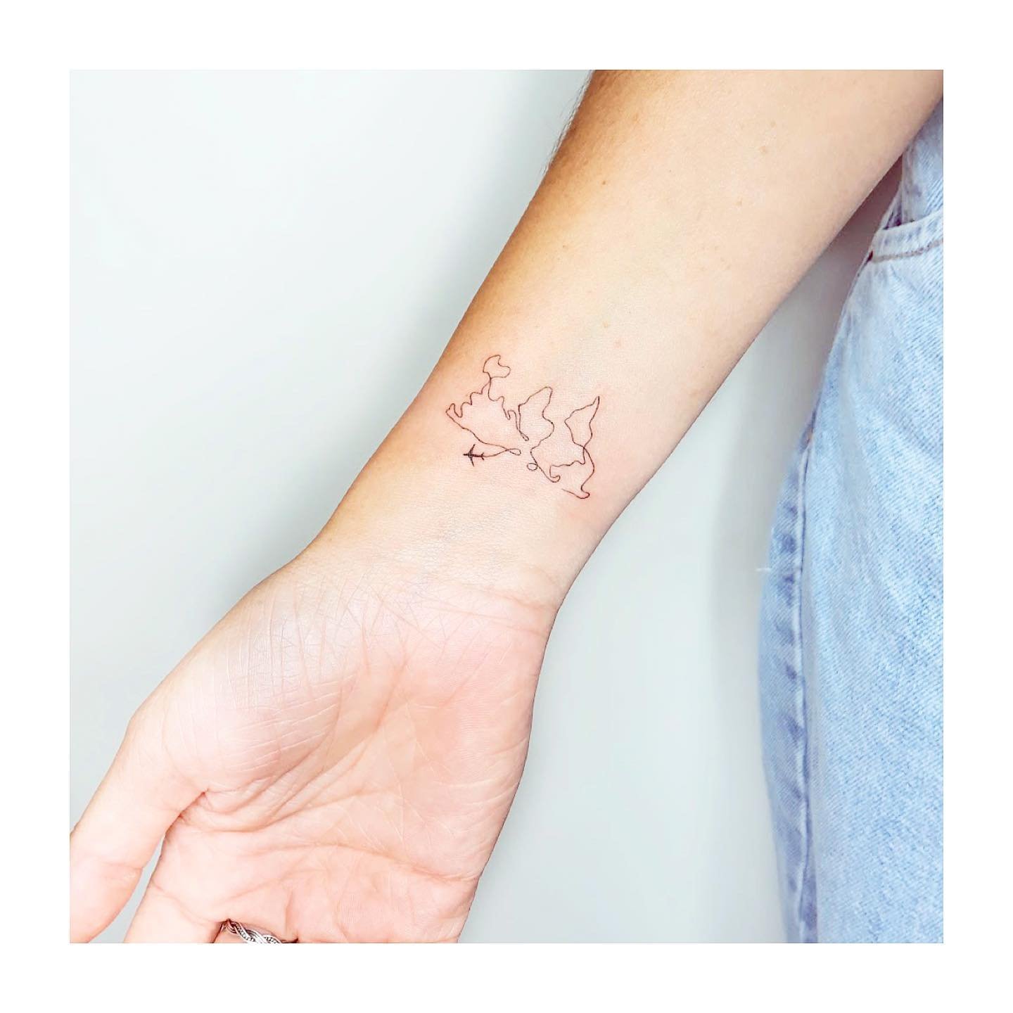 Tatuaje de geometrico en antebrazo, línea fina Sinkply Madrid