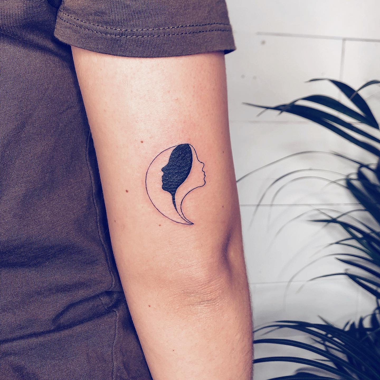 Tatuaje de geometrico en antebrazo, línea fina Sinkply Madrid