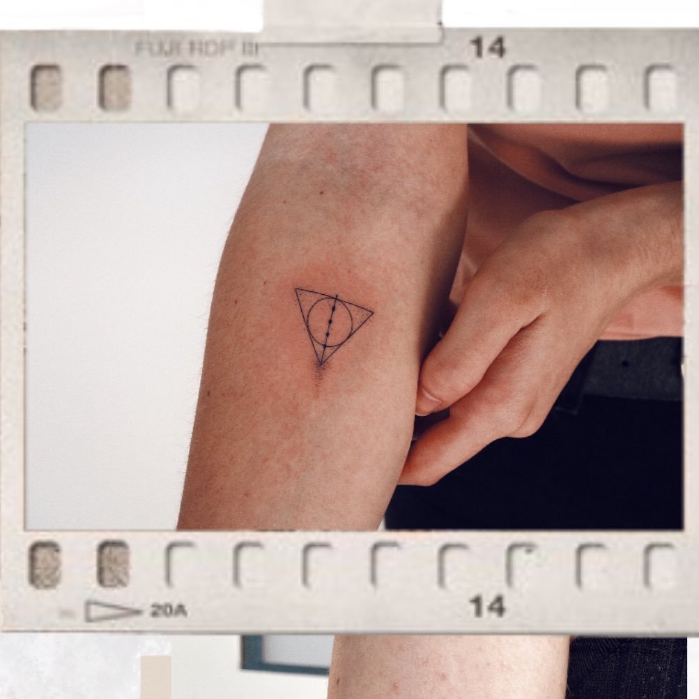 Tatuaje de geometrico en antebrazo, línea fina Sinkply Madrid