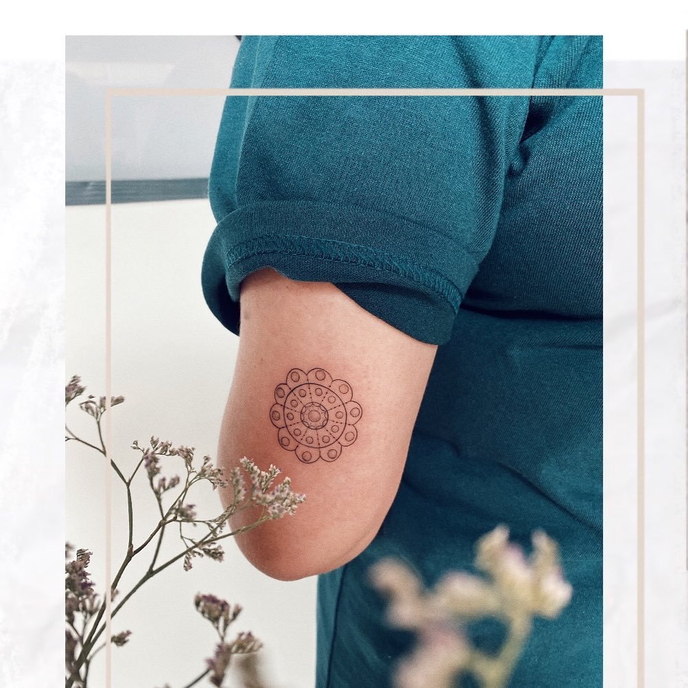 Tatuaje de geometrico en antebrazo, línea fina Sinkply Madrid