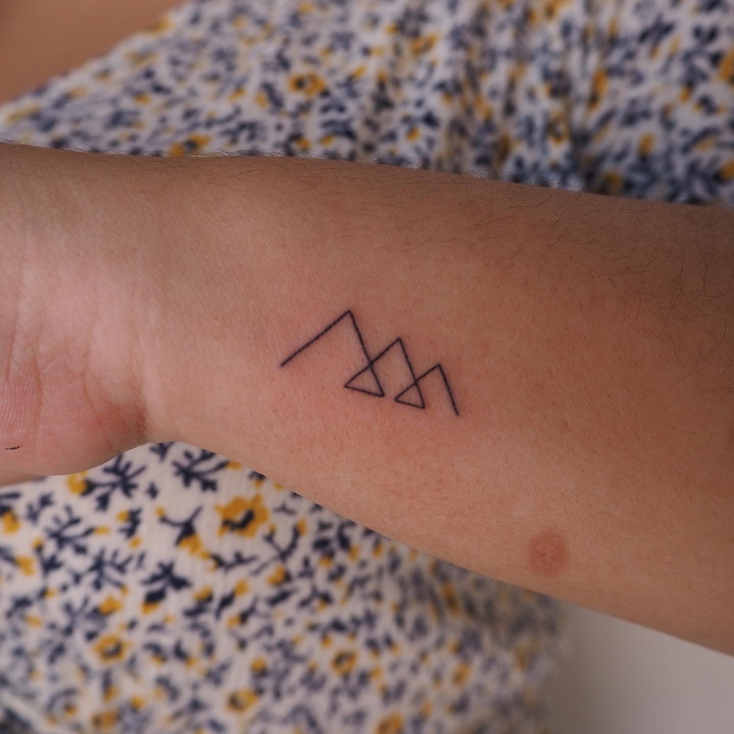 Tatuaje de geometrico en antebrazo, línea fina Sinkply Madrid