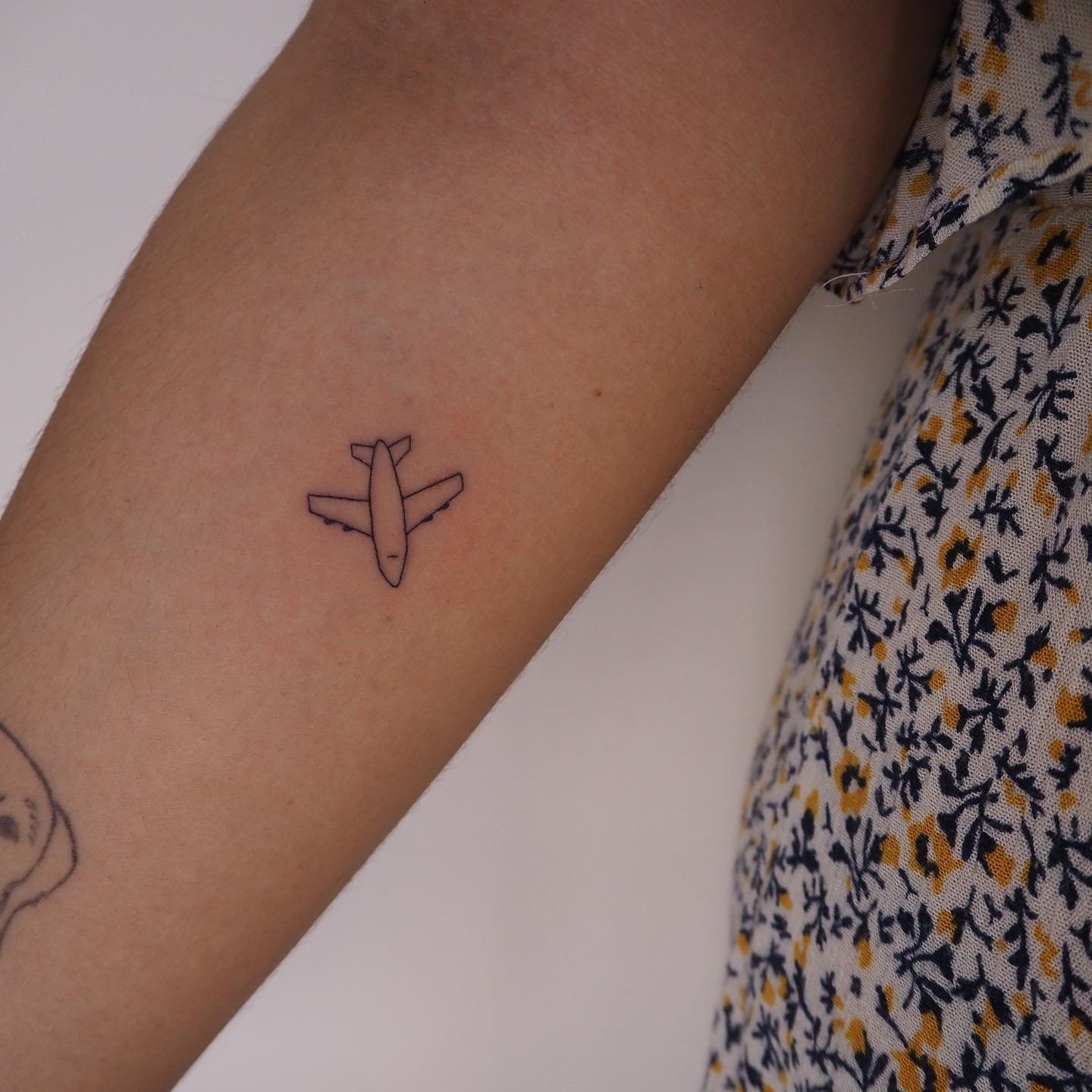 Tatuaje de geometrico en antebrazo, línea fina Sinkply Madrid
