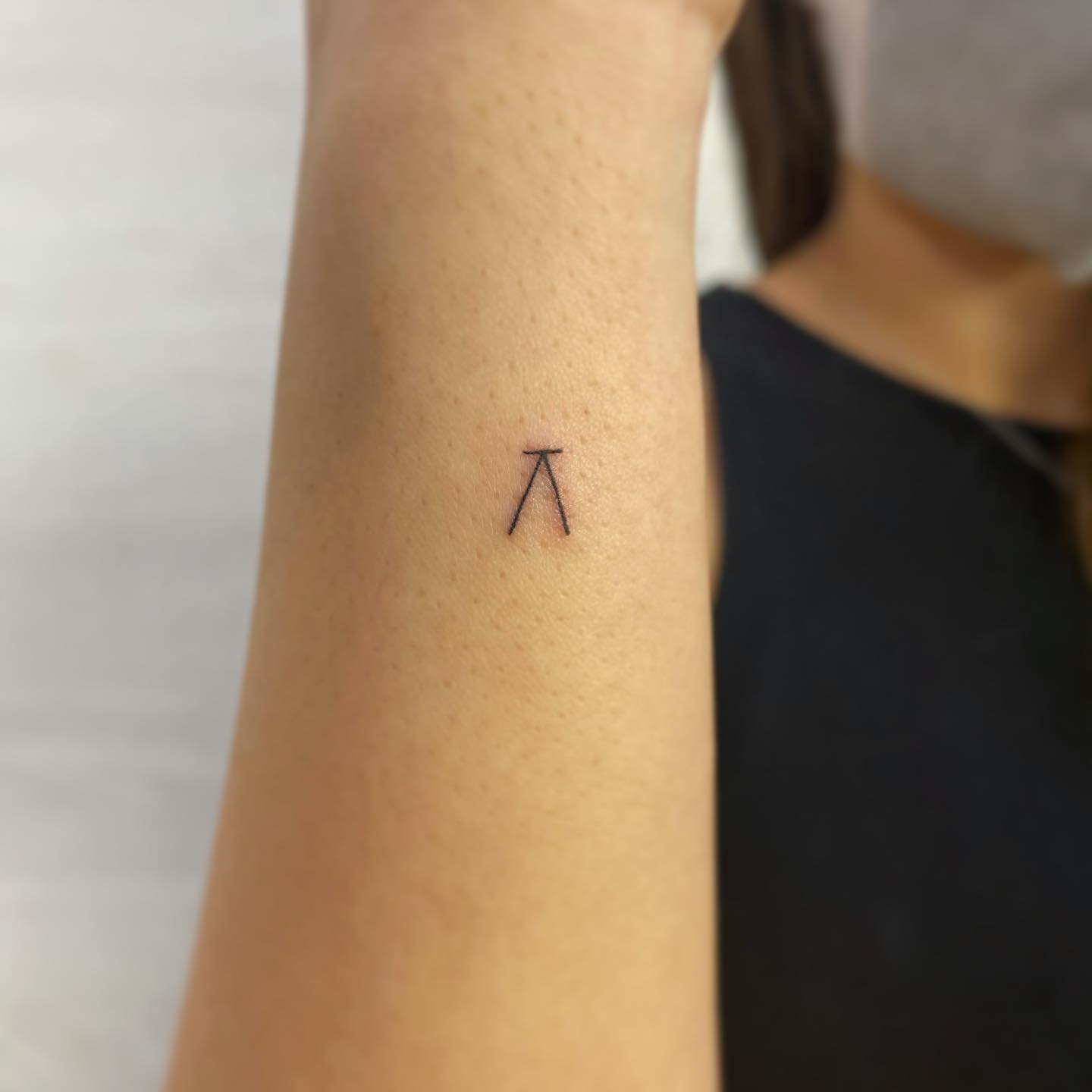 Tatuaje de geometrico en antebrazo, línea fina Sinkply Madrid