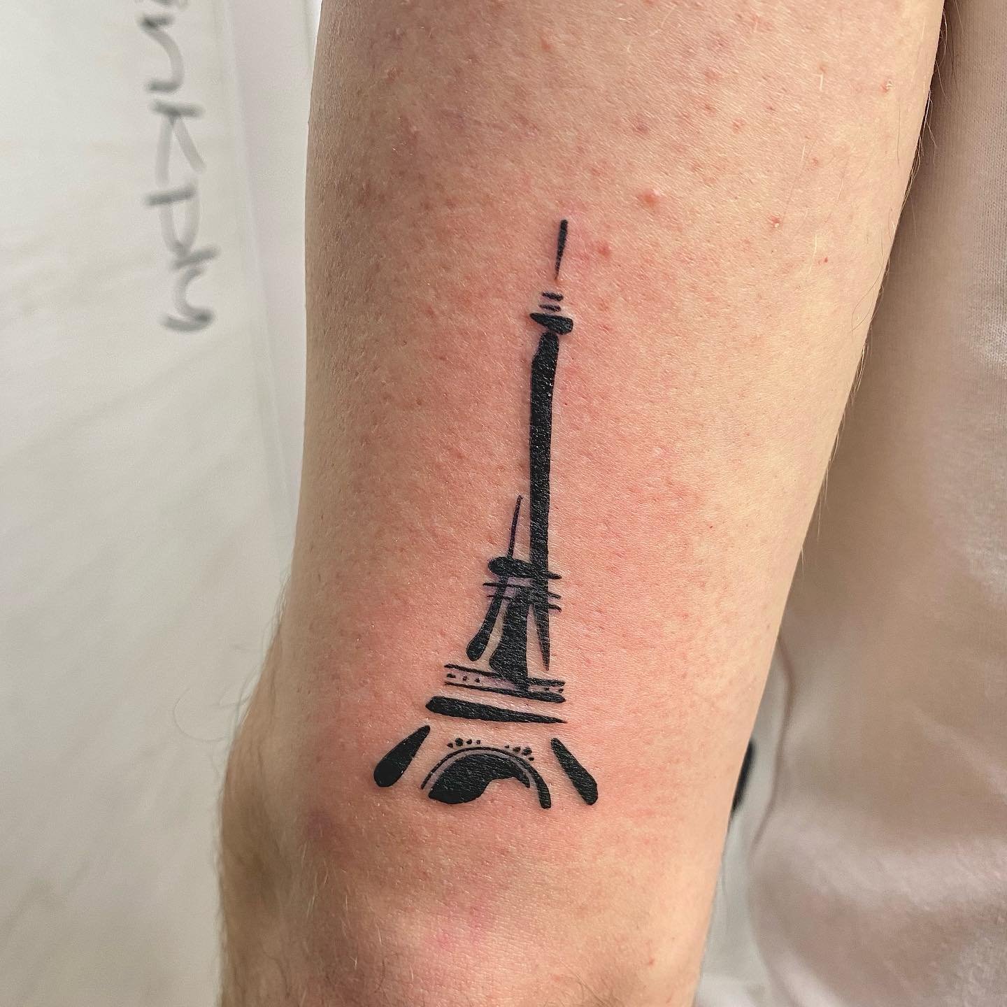 Tatuaje de geometrico en antebrazo, línea fina Sinkply Madrid