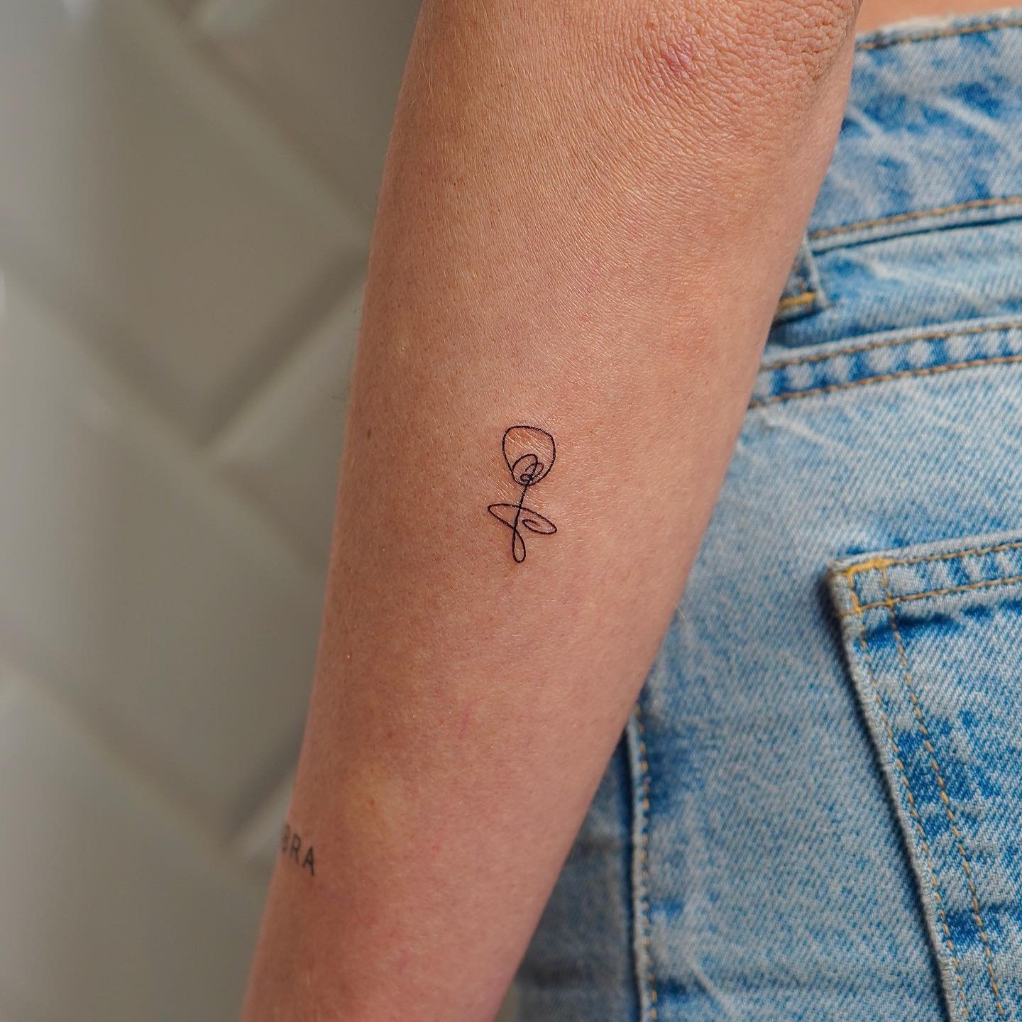 Tatuaje de geometrico en antebrazo, línea fina Sinkply Madrid