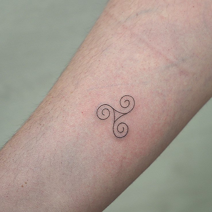 Tatuaje de geometrico en antebrazo, línea fina Sinkply Madrid