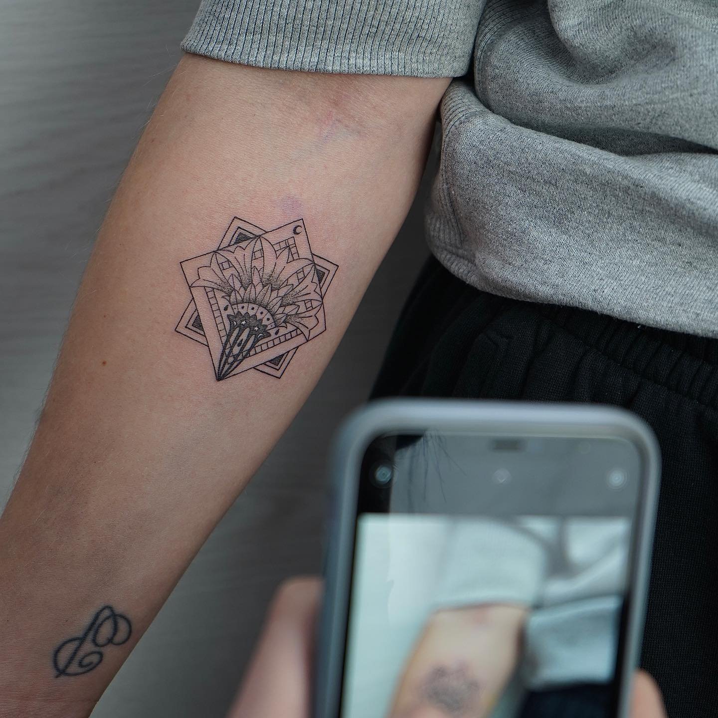 Tatuaje de geometrico en antebrazo, línea fina Sinkply Madrid