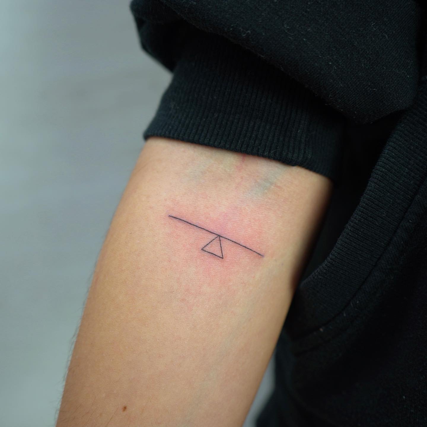 Tatuaje de geometrico en antebrazo, línea fina Sinkply Madrid