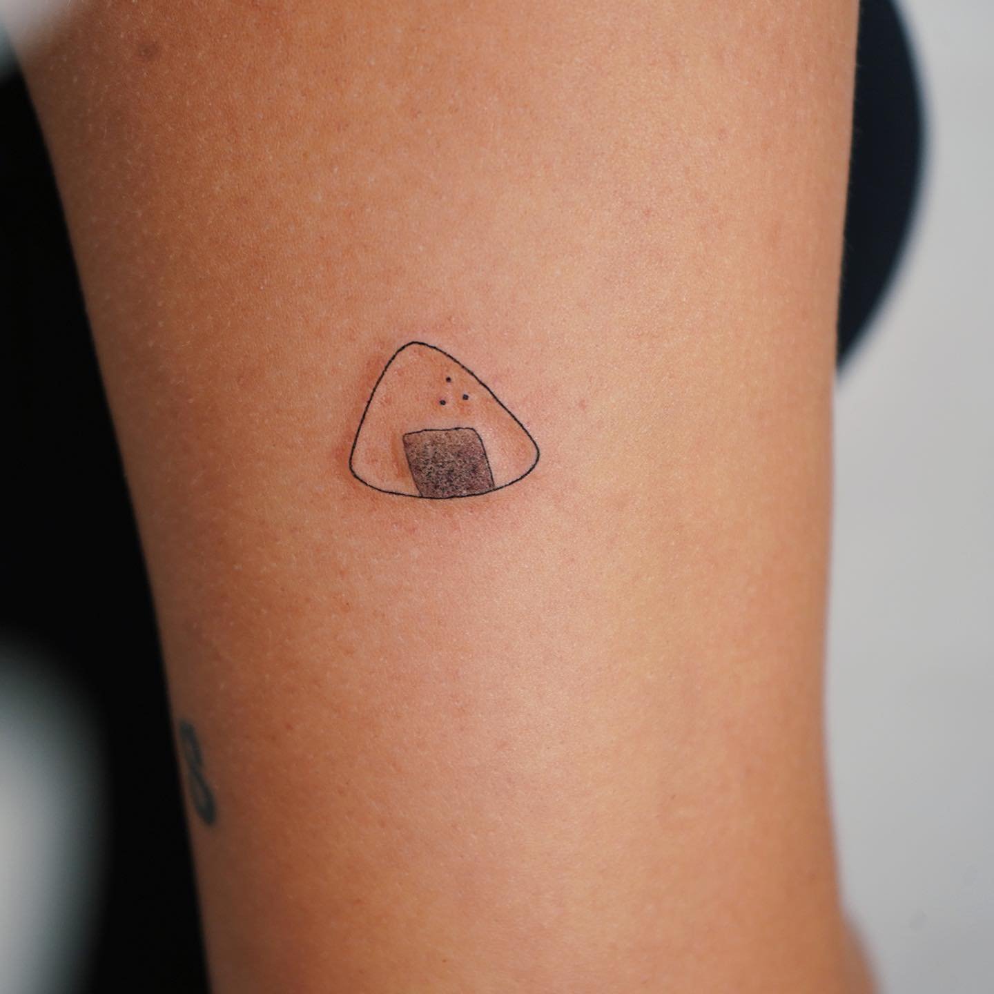 Tatuaje de geometrico en antebrazo, línea fina Sinkply Madrid