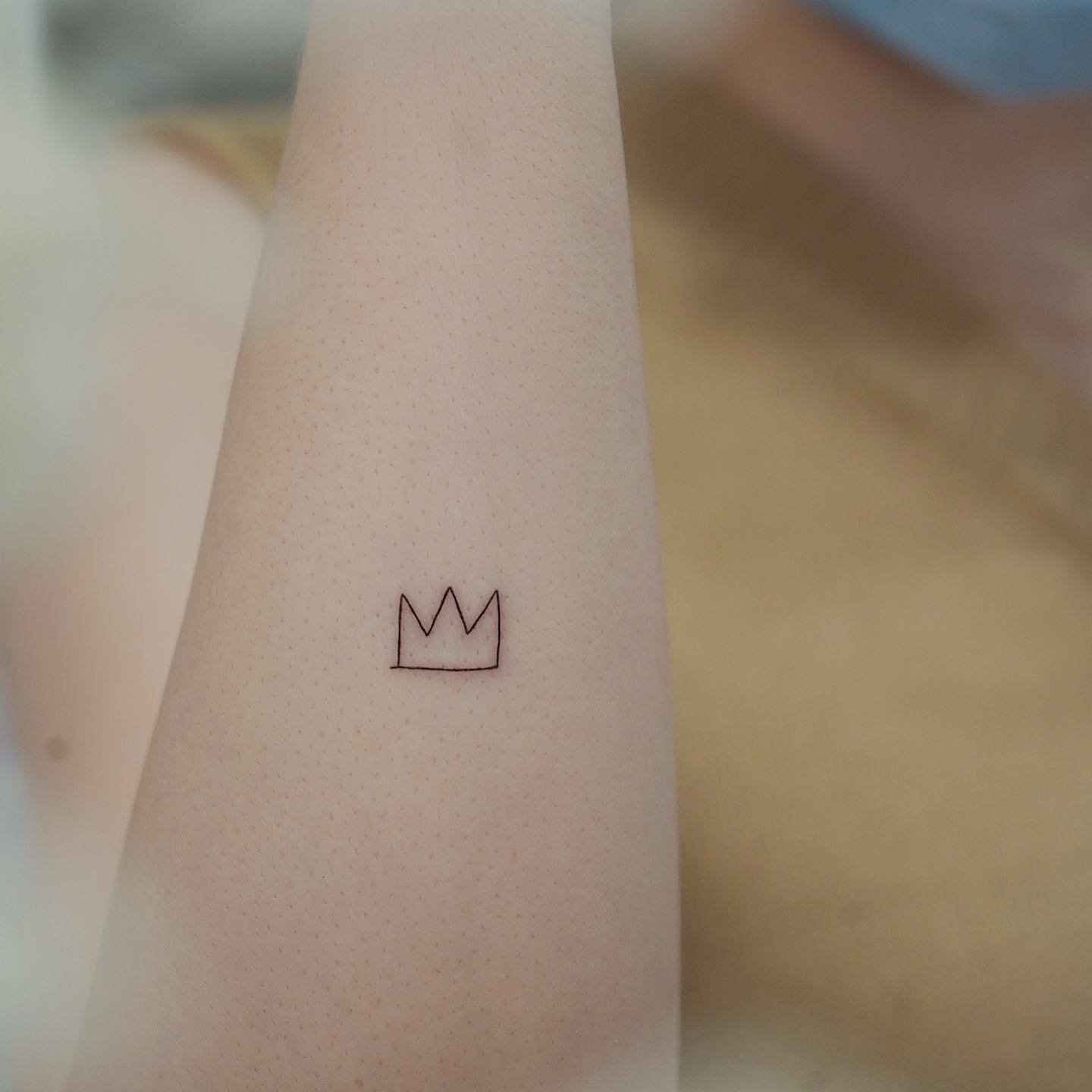 Tatuaje de geometrico en antebrazo, línea fina Sinkply Madrid